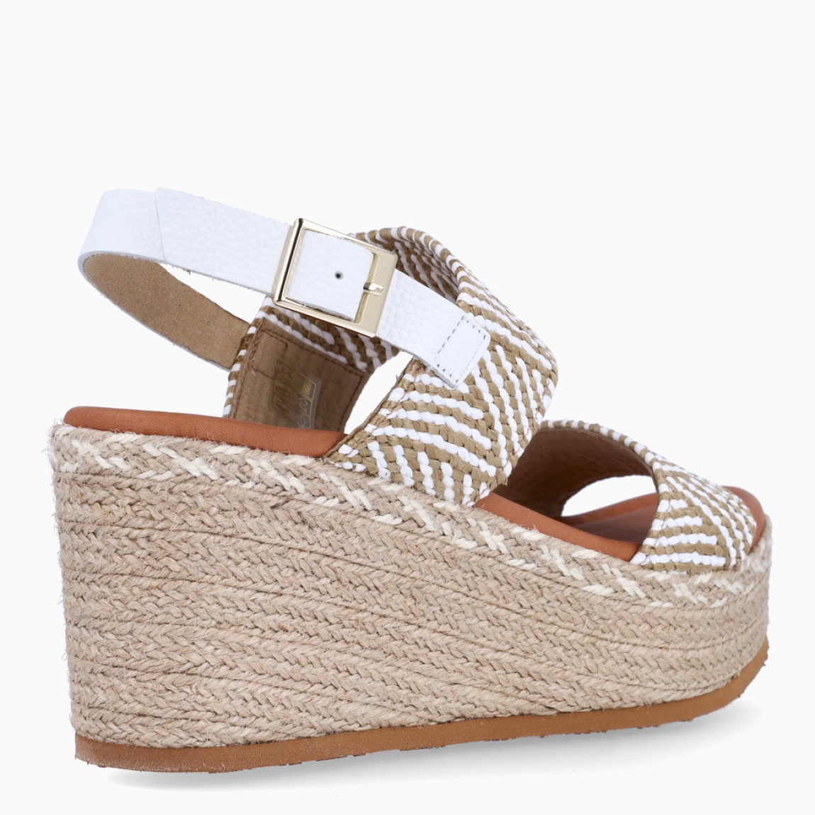 Sandalias de la marca Itse, modelo ANGIE. Exterior de las sandalias en rafia color beig con doble tira en pala. Interior de las sandalias en piel color camel. Cierre de las sandalias Itse con hebilla y cuña de 6cm de altura. Estas sandalias Itse ANGIE son el complemento ideal para crear diferentes looks esta temporada, y sobre todo, gozar de una comodidad espectacular en tu día a día.