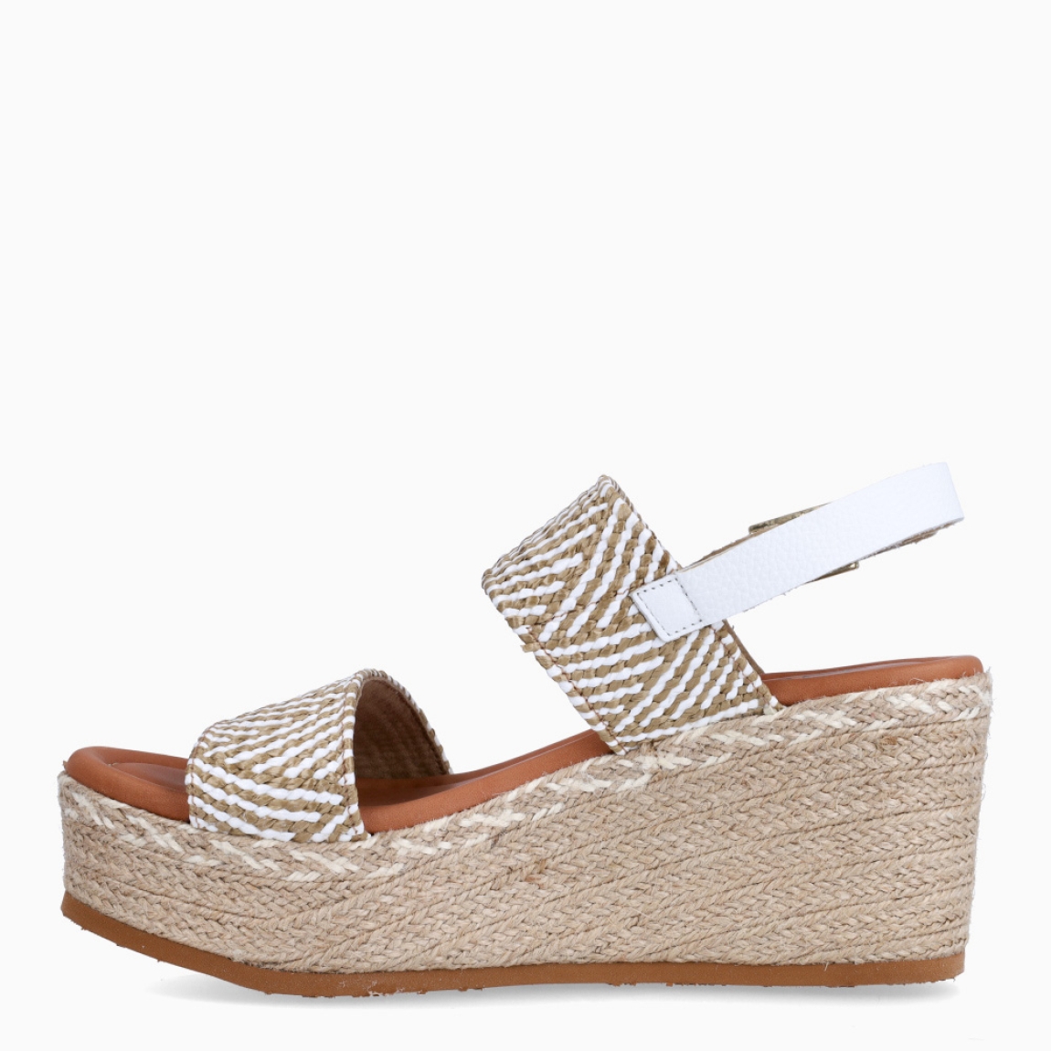 Sandalias de la marca Itse, modelo ANGIE. Exterior de las sandalias en rafia color beig con doble tira en pala. Interior de las sandalias en piel color camel. Cierre de las sandalias Itse con hebilla y cuña de 6cm de altura. Estas sandalias Itse ANGIE son el complemento ideal para crear diferentes looks esta temporada, y sobre todo, gozar de una comodidad espectacular en tu día a día.