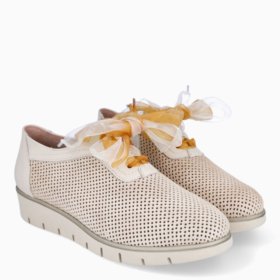 Deportivas de la marca Munné, modelo ANGELS. Elaborado en piel con efecto rejilla color beig. Interior en piel color beig. Cierre de deportivas Muné con cordones de doble color. Suela dentada con cuña de 3cm de altura. Estas deportivas Munné ANGELS son ideales para ti!