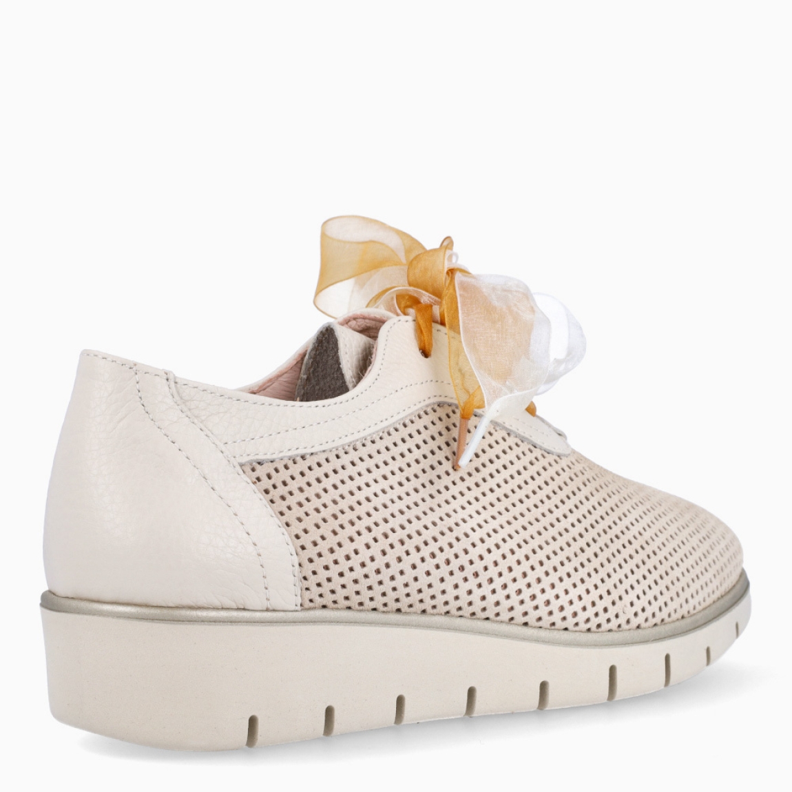 Deportivas de la marca Munné, modelo ANGELS. Elaborado en piel con efecto rejilla color beig. Interior en piel color beig. Cierre de deportivas Muné con cordones de doble color. Suela dentada con cuña de 3cm de altura. Estas deportivas Munné ANGELS son ideales para ti!