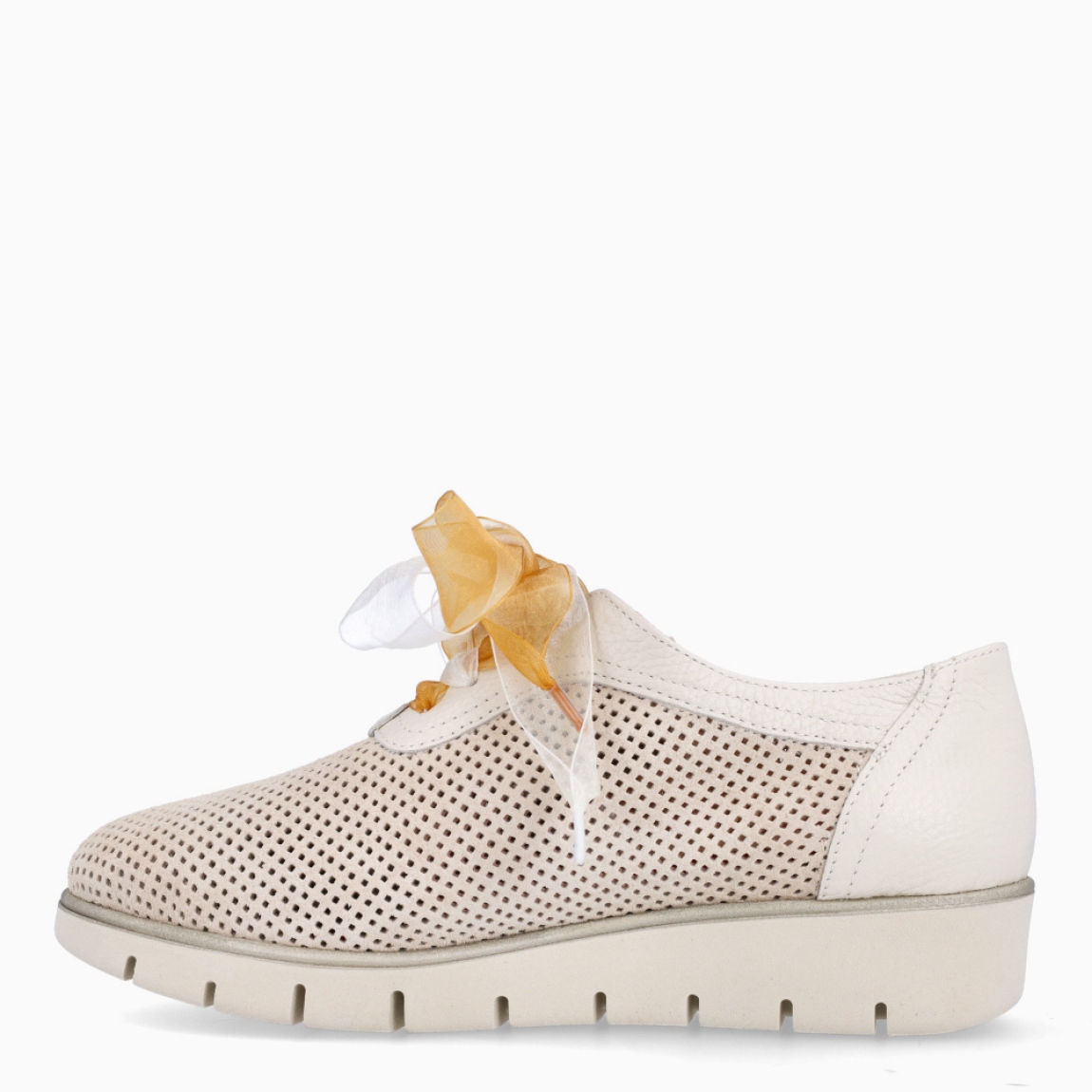 Deportivas de la marca Munné, modelo ANGELS. Elaborado en piel con efecto rejilla color beig. Interior en piel color beig. Cierre de deportivas Muné con cordones de doble color. Suela dentada con cuña de 3cm de altura. Estas deportivas Munné ANGELS son ideales para ti!