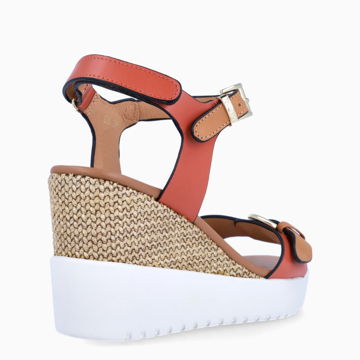 Sandalias de la marca Stonefly, modelo LOURDES. Elaboradas en piel color cuero con detalle de hebilla en pala. Interior en piel color camel. Cierre con hebilla en tobillo y velcro en talón. Suela con cuña de 8cm de altura. Estas sandalias Stonefly LOURDES son un complemento ideal para ti!