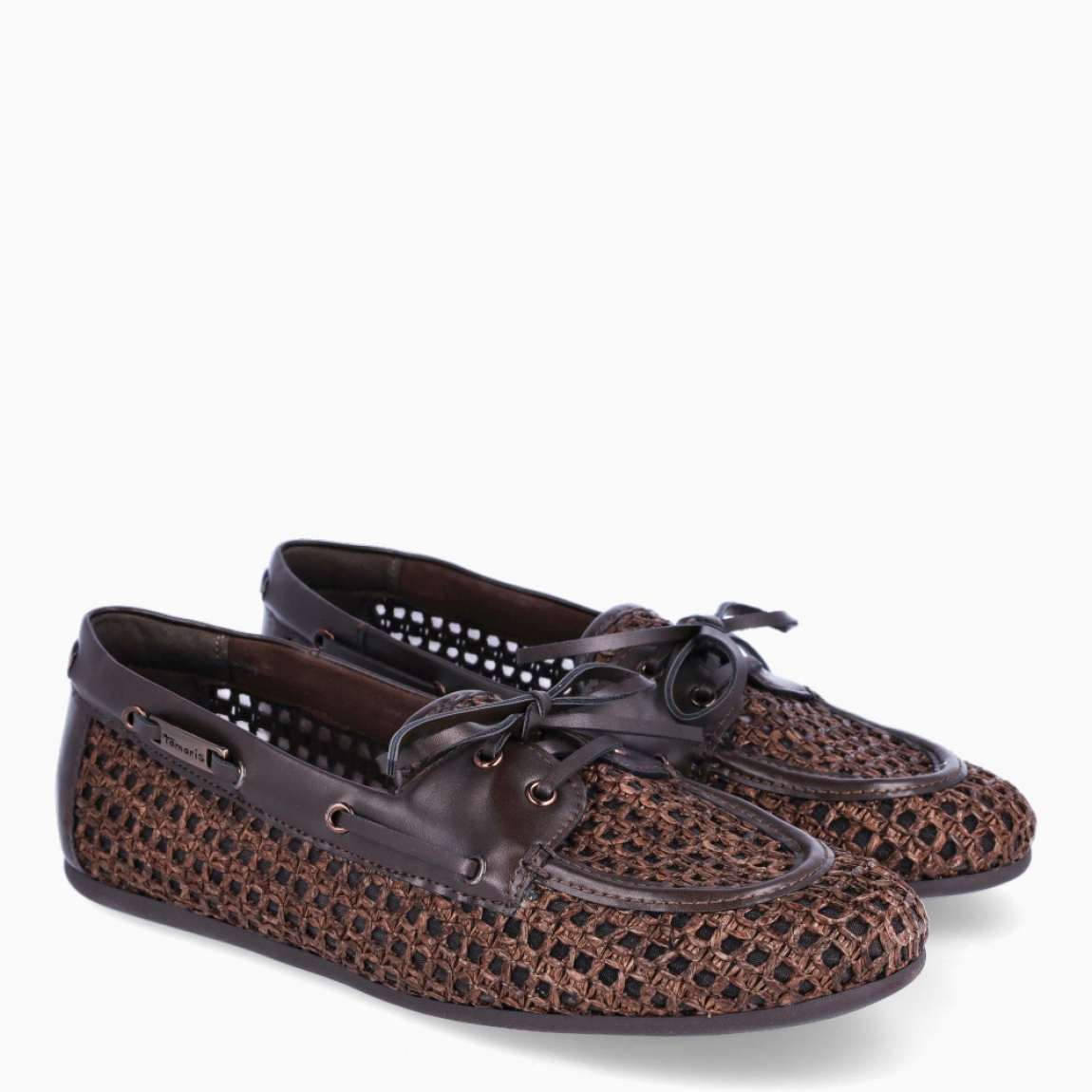 Mocasines de la marca Tamaris, modelo LILIANA. Elaborados en rafia color marrón con detalle de cordones en pala y punta redonda. Mocasines transpirables. Interior en piel color marrón. Mocasines Tamaris con suela plana de goma. Estos mocasines Tamaris LILIANA son un complemento clásico y perfecto para tu día a día!