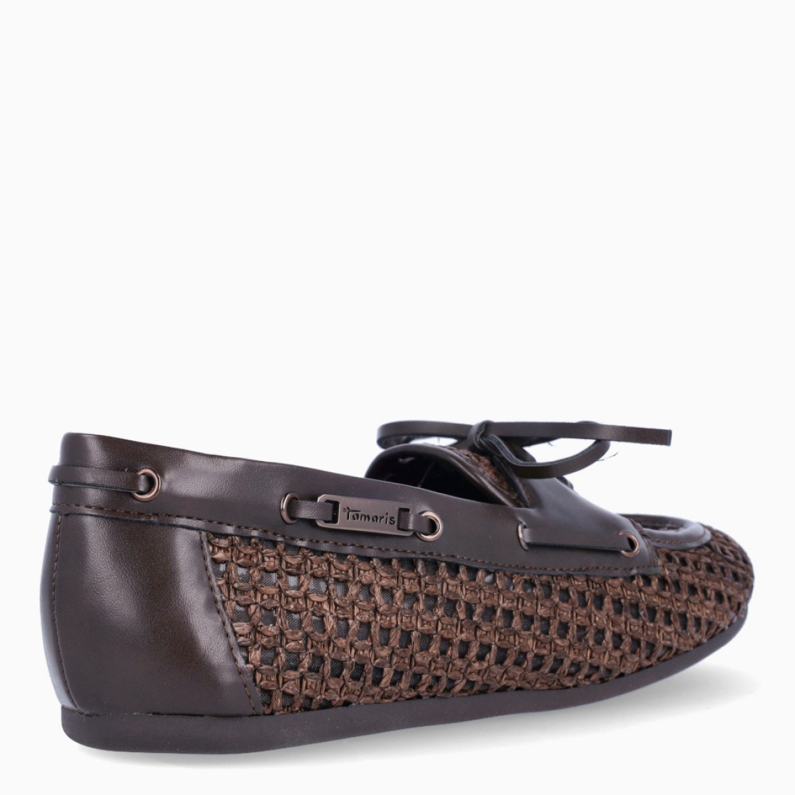 Mocasines de la marca Tamaris, modelo LILIANA. Elaborados en rafia color marrón con detalle de cordones en pala y punta redonda. Mocasines transpirables. Interior en piel color marrón. Mocasines Tamaris con suela plana de goma. Estos mocasines Tamaris LILIANA son un complemento clásico y perfecto para tu día a día!