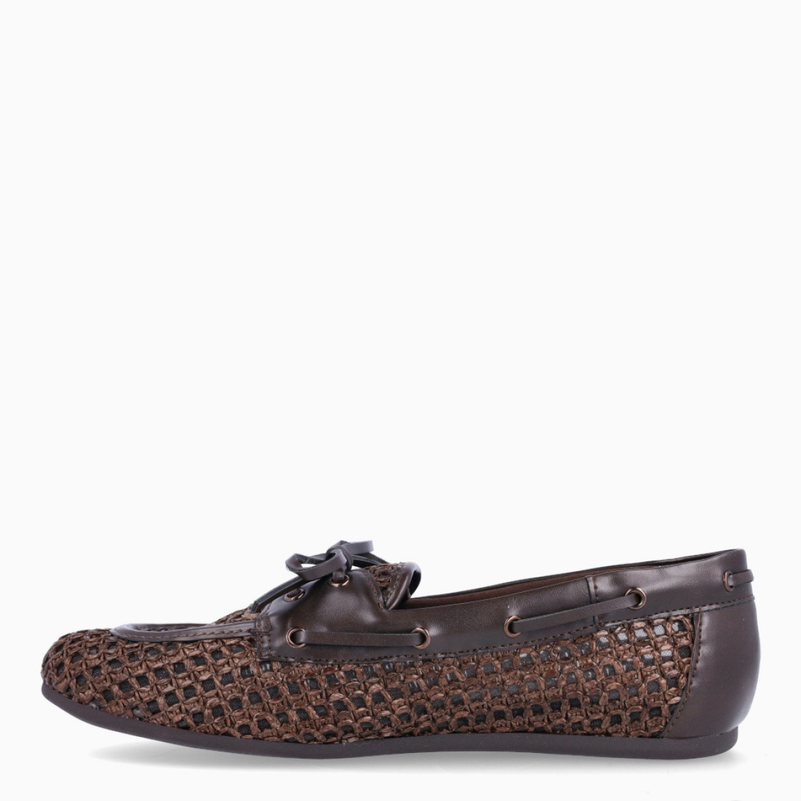 Mocasines de la marca Tamaris, modelo LILIANA. Elaborados en rafia color marrón con detalle de cordones en pala y punta redonda. Mocasines transpirables. Interior en piel color marrón. Mocasines Tamaris con suela plana de goma. Estos mocasines Tamaris LILIANA son un complemento clásico y perfecto para tu día a día!