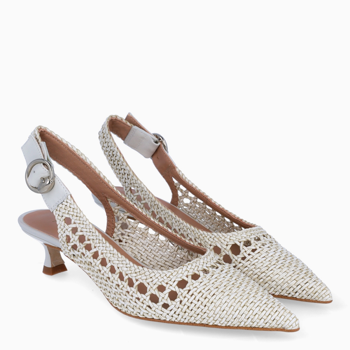 Salones de la marca Munné, modelo CIEZA. Elaborados en piel trenzada color blanco con punta lápiz. Interior en piel color nude. Cierre de salones Munné con hebilla en tobillo. Salones destalonados con tacón de 4cm de altura. Salones Munné CIEZA, complemento ideal en estilo, comodidad y clase!