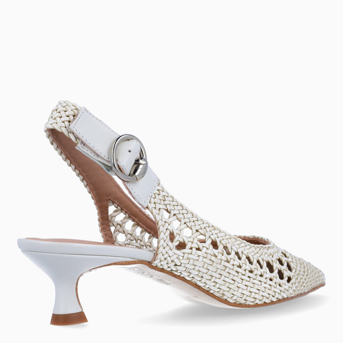 Salones de la marca Munné, modelo CIEZA. Elaborados en piel trenzada color blanco con punta lápiz. Interior en piel color nude. Cierre de salones Munné con hebilla en tobillo. Salones destalonados con tacón de 4cm de altura. Salones Munné CIEZA, complemento ideal en estilo, comodidad y clase!