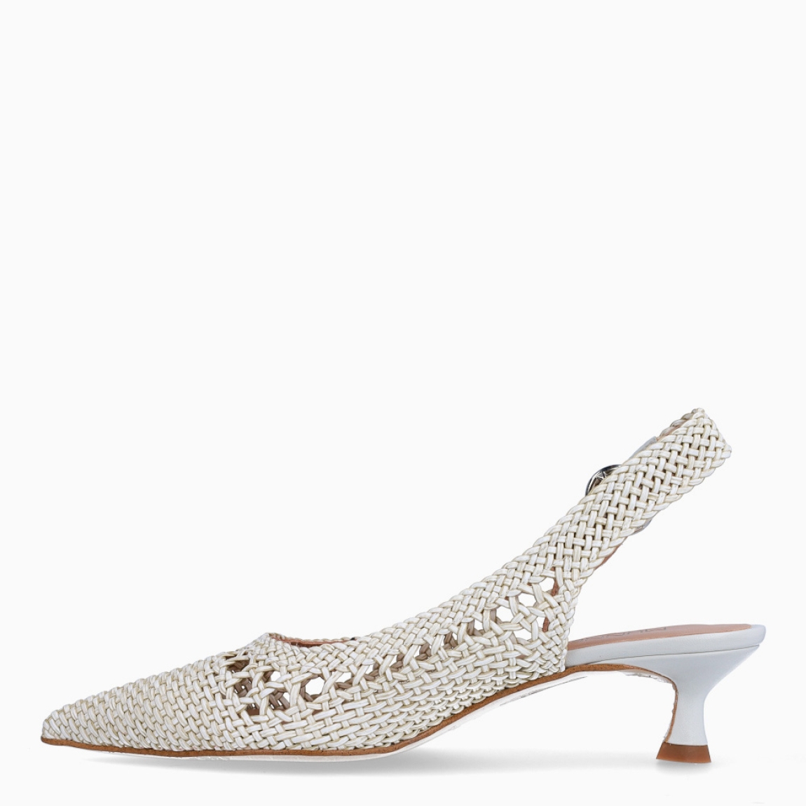 Salones de la marca Munné, modelo CIEZA. Elaborados en piel trenzada color blanco con punta lápiz. Interior en piel color nude. Cierre de salones Munné con hebilla en tobillo. Salones destalonados con tacón de 4cm de altura. Salones Munné CIEZA, complemento ideal en estilo, comodidad y clase!