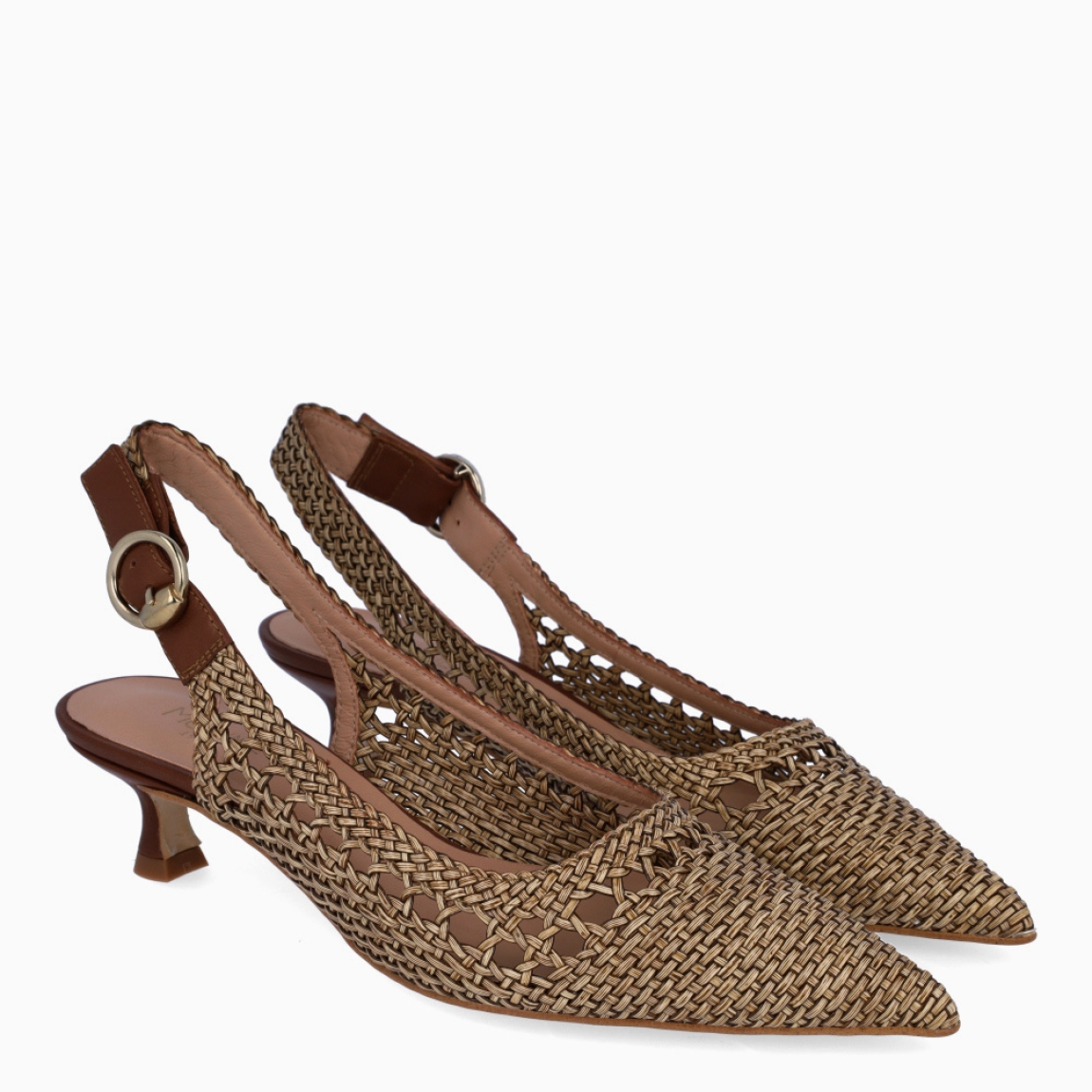 Salones de la marca Munné, modelo CIEZA. Elaborados en piel trenzada color cuero con punta lápiz. Interior en piel color nude. Cierre de salones Munné con hebilla en tobillo. Salones destalonados con tacón de 4cm de altura. Salones Munné CIEZA, complemento ideal en estilo, comodidad y clase!