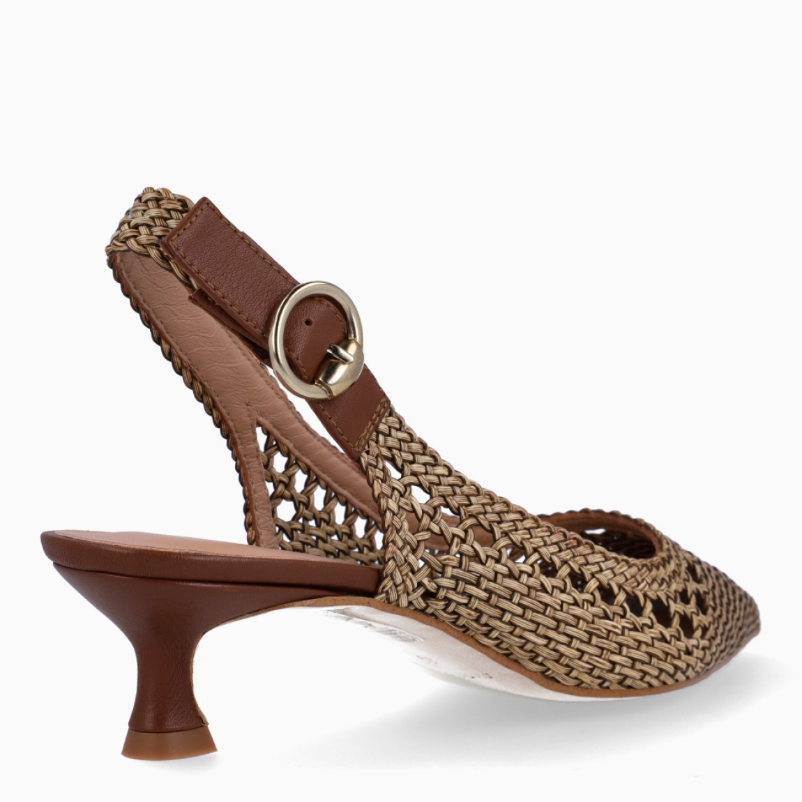 Salones de la marca Munné, modelo CIEZA. Elaborados en piel trenzada color cuero con punta lápiz. Interior en piel color nude. Cierre de salones Munné con hebilla en tobillo. Salones destalonados con tacón de 4cm de altura. Salones Munné CIEZA, complemento ideal en estilo, comodidad y clase!