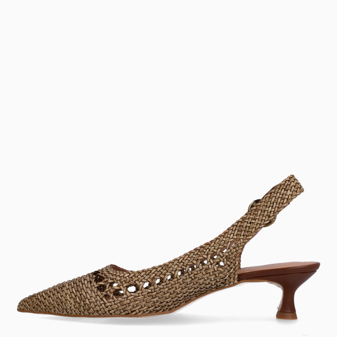 Salones de la marca Munné, modelo CIEZA. Elaborados en piel trenzada color cuero con punta lápiz. Interior en piel color nude. Cierre de salones Munné con hebilla en tobillo. Salones destalonados con tacón de 4cm de altura. Salones Munné CIEZA, complemento ideal en estilo, comodidad y clase!