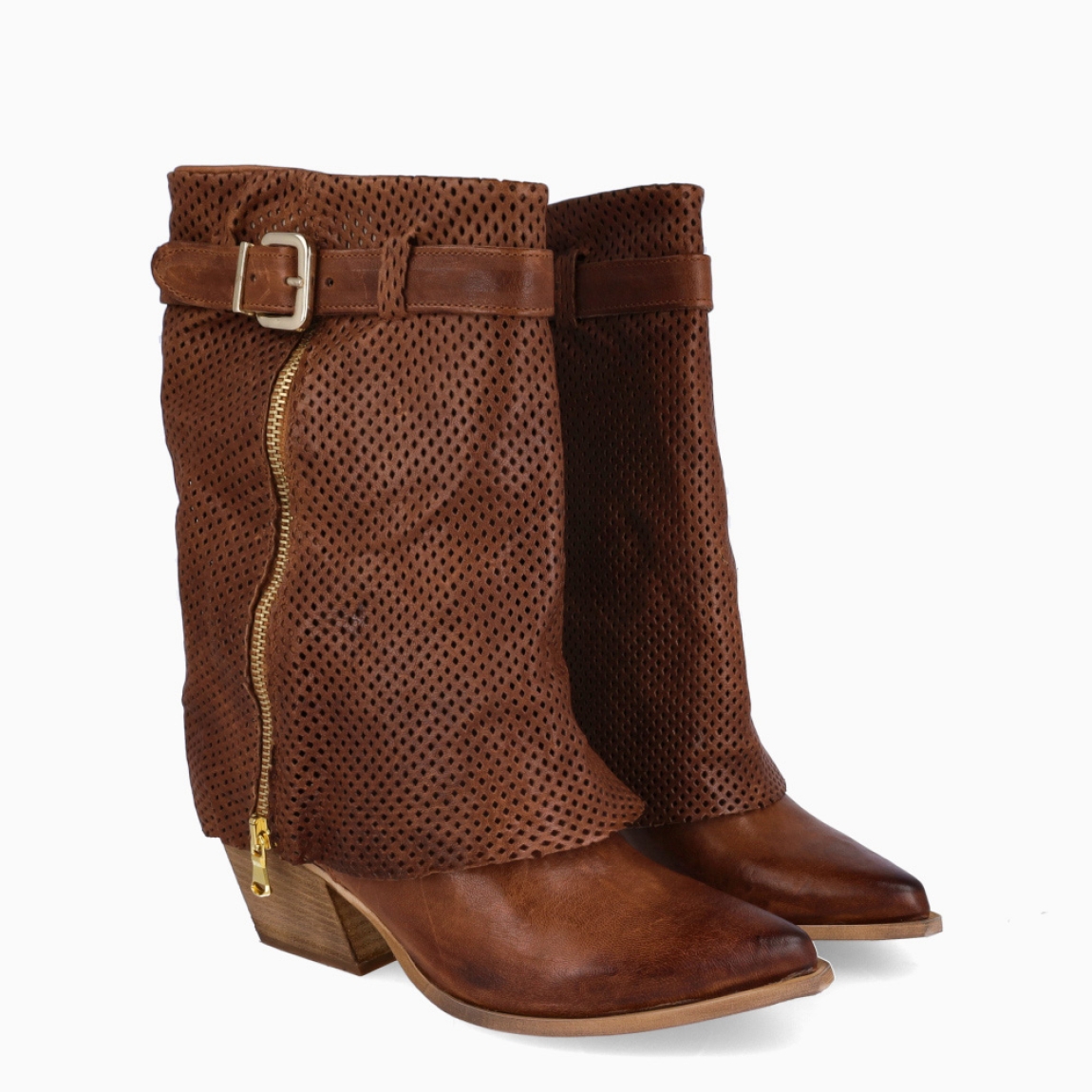 Botas de la marca Itse, modelo TOTEM. Exterior en piel con efecto troquelado color cuero con punta lápiz. Interior en piel color marrón con plantilla acolchada para máxima comodidad. Cierre con cremallera. Botas Itse con tacón de 6cm de altura. Estas botas Itse TOTEM son ideales para esta temporada!