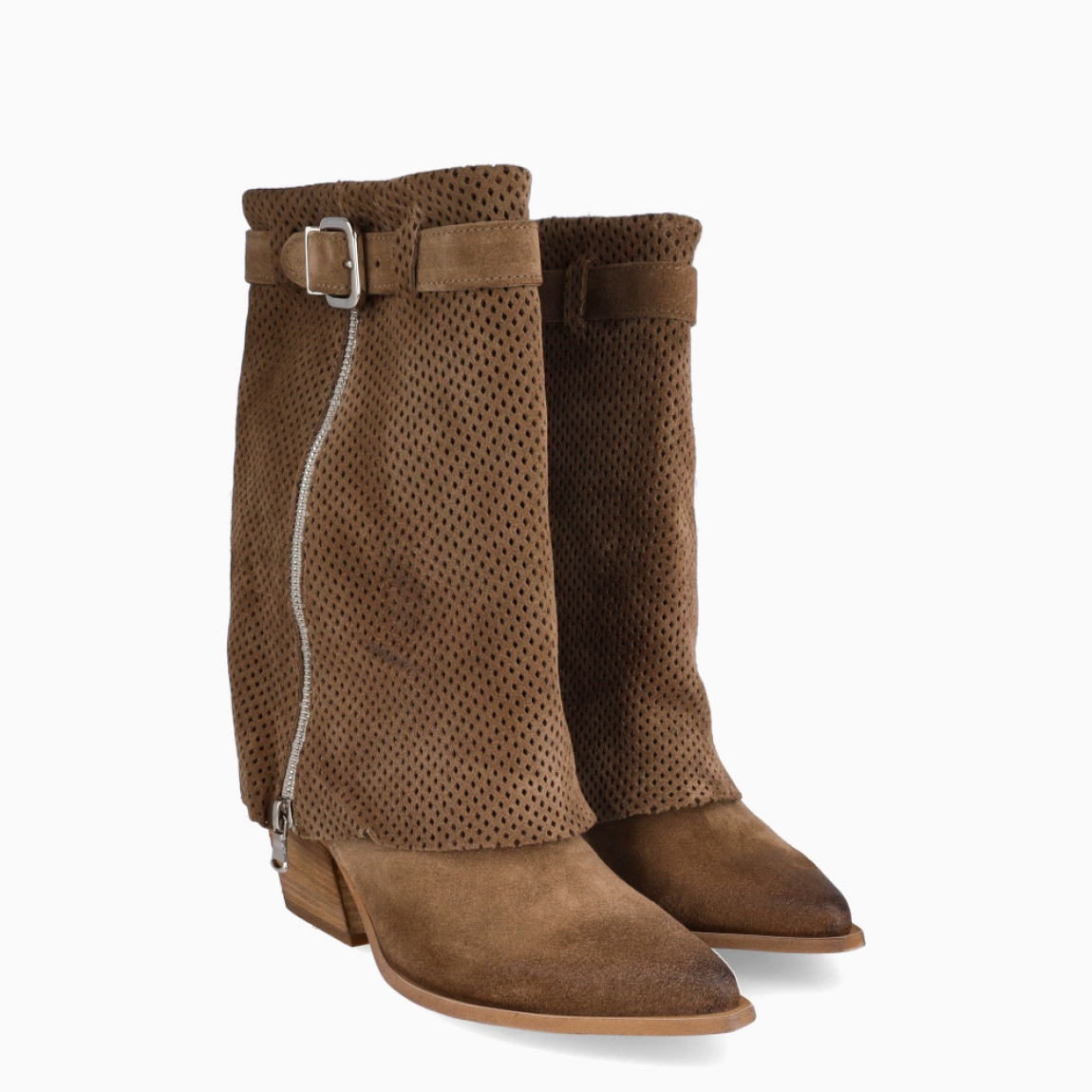 Botas de la marca Itse, modelo TOTEM. Exterior en piel con efecto troquelado color taupe con punta lápiz. Interior en piel color marrón con plantilla acolchada para máxima comodidad. Cierre con cremallera. Botas Itse con tacón de 6cm de altura. Estas botas Itse TOTEM son ideales para esta temporada!