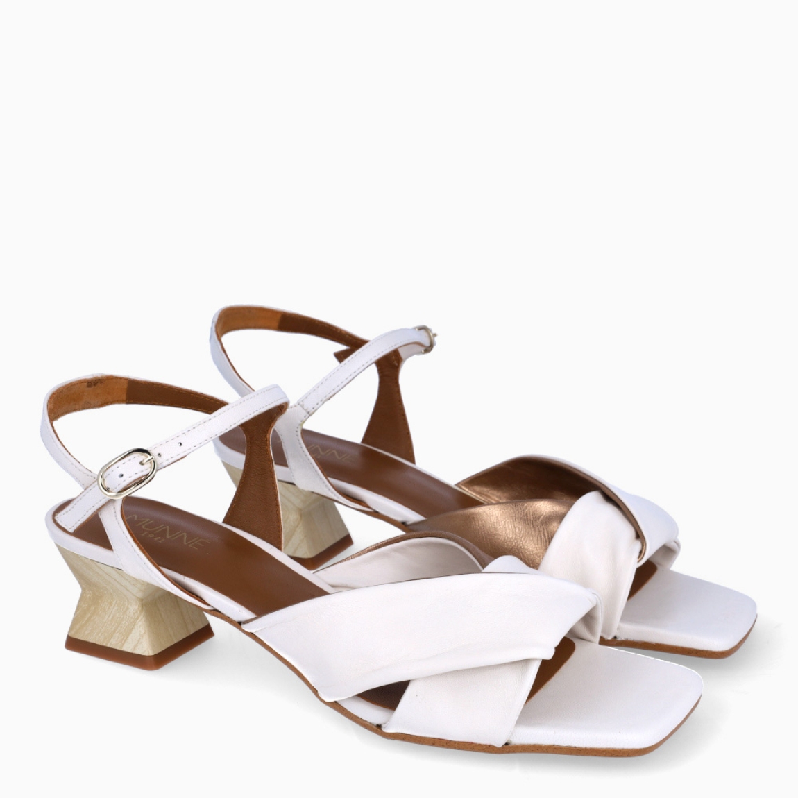 Sandalias de la marca Munné, modelo BICCA. Elaboradas en piel color hielo con tiras cruzadas en pala. Interior en piel color camel. Cierre de sandalias Munné con hebilla en tobillo. Sandalias con tacón de 3cm de altura. Estas sandalias Munné BICCA es un complemento ideal entre comodidad y estilo!