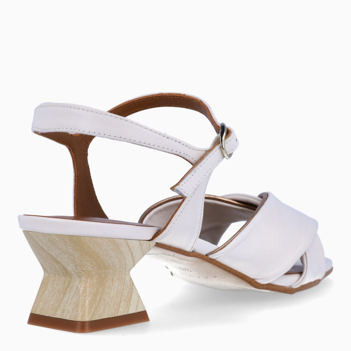 Sandalias de la marca Munné, modelo BICCA. Elaboradas en piel color hielo con tiras cruzadas en pala. Interior en piel color camel. Cierre de sandalias Munné con hebilla en tobillo. Sandalias con tacón de 3cm de altura. Estas sandalias Munné BICCA es un complemento ideal entre comodidad y estilo!