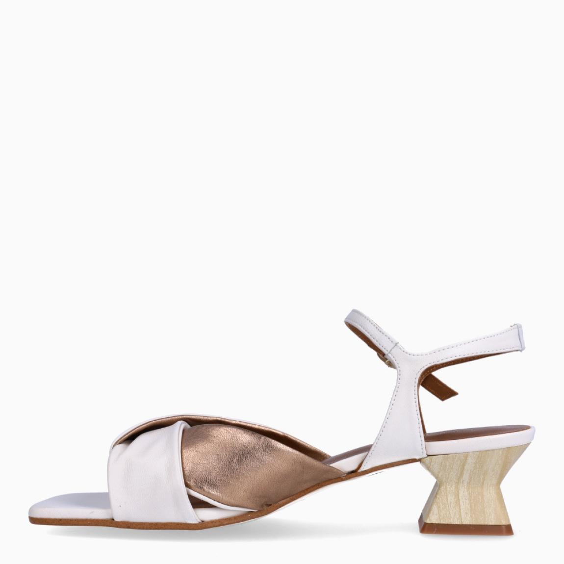 Sandalias de la marca Munné, modelo BICCA. Elaboradas en piel color hielo con tiras cruzadas en pala. Interior en piel color camel. Cierre de sandalias Munné con hebilla en tobillo. Sandalias con tacón de 3cm de altura. Estas sandalias Munné BICCA es un complemento ideal entre comodidad y estilo!