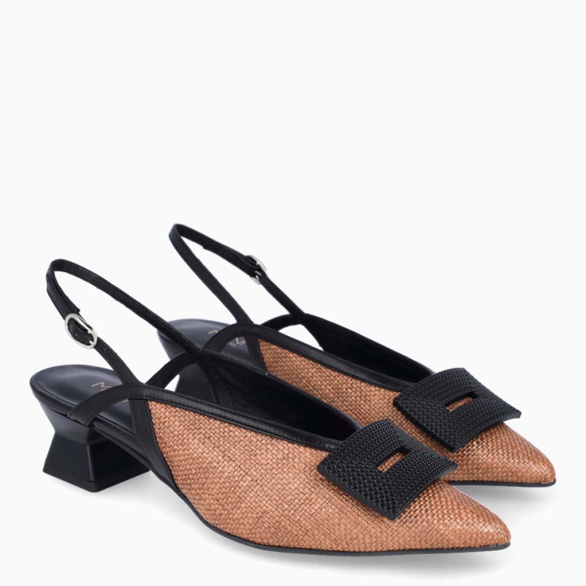Salones de la marca Munné, modelo TORI. Elaborados en rafia color cuero con detalle de adorno en pala y punta lápiz. Interior en piel color negro. Salones Munné destalonados con cierre de hebilla en tobillo. Salones Munné con tacón de 4cm de altura. Estos salones Munné TORI son un complemento ideal para ti!
