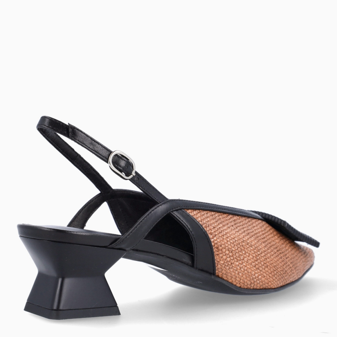 Salones de la marca Munné, modelo TORI. Elaborados en rafia color cuero con detalle de adorno en pala y punta lápiz. Interior en piel color negro. Salones Munné destalonados con cierre de hebilla en tobillo. Salones Munné con tacón de 4cm de altura. Estos salones Munné TORI son un complemento ideal para ti!