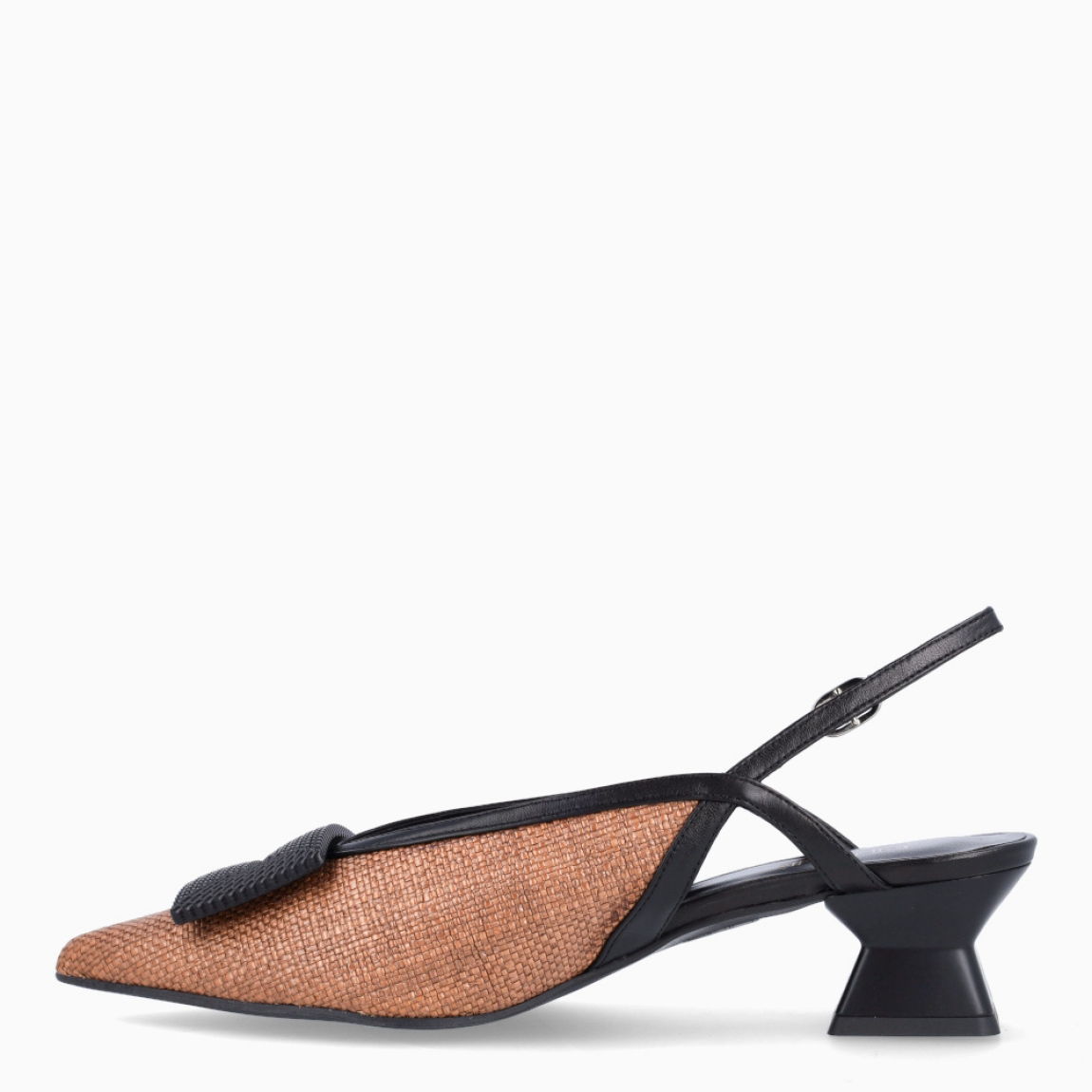 Salones de la marca Munné, modelo TORI. Elaborados en rafia color cuero con detalle de adorno en pala y punta lápiz. Interior en piel color negro. Salones Munné destalonados con cierre de hebilla en tobillo. Salones Munné con tacón de 4cm de altura. Estos salones Munné TORI son un complemento ideal para ti!