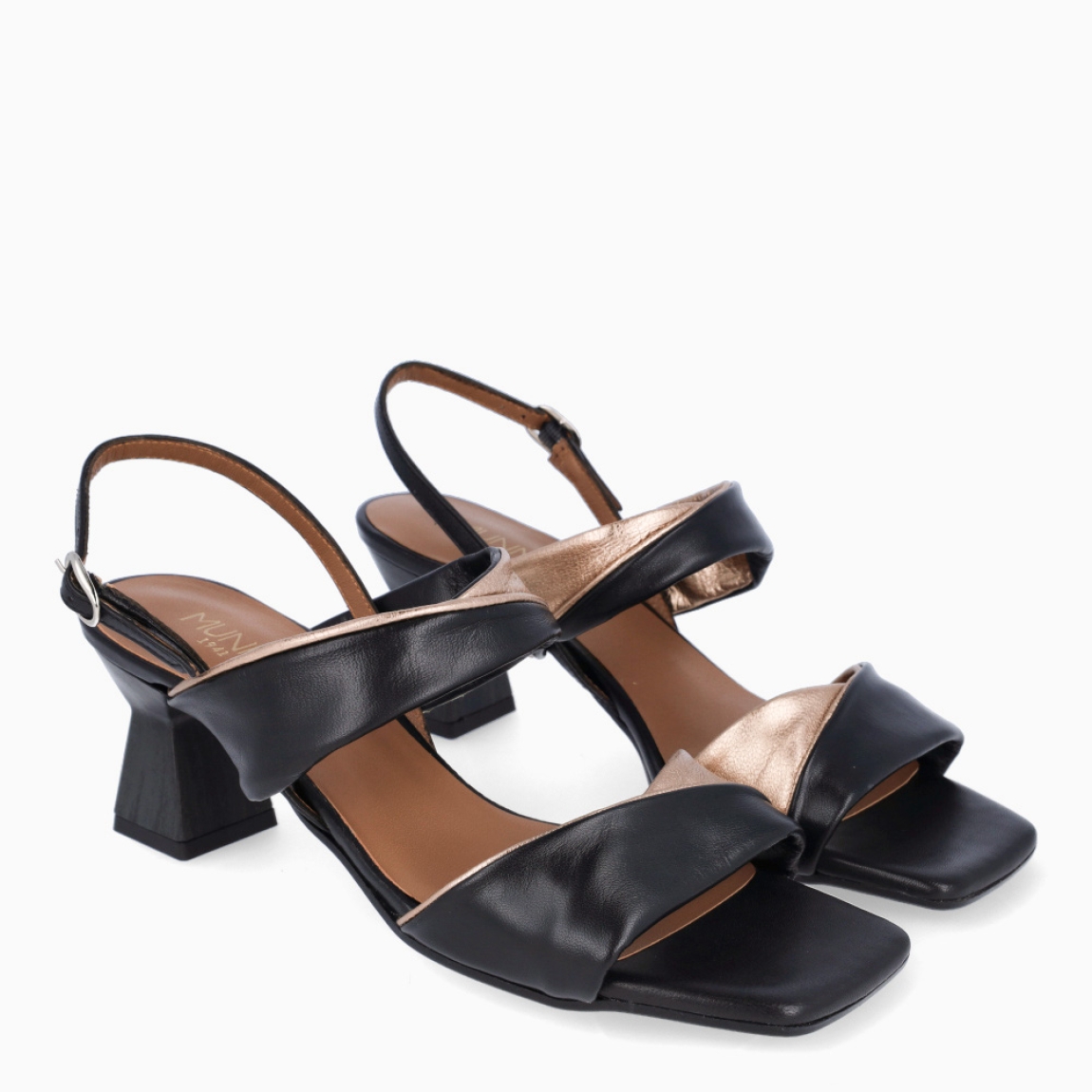 Sandalias de la marca Munné, modelo CESIA. Elaboradas en piel color negro con tiras en pala acolchadas. Punta cuadrada e interior color nude. Cierre de sandalias Munné con hebilla en tobillo y tacón de 4cm de altura. Estas sandalias Munné CESIA son un complemento ideal para ti!