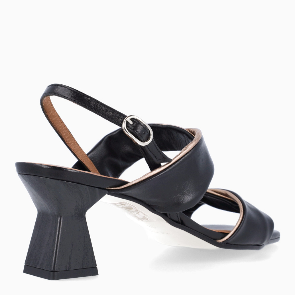 Sandalias de la marca Munné, modelo CESIA. Elaboradas en piel color negro con tiras en pala acolchadas. Punta cuadrada e interior color nude. Cierre de sandalias Munné con hebilla en tobillo y tacón de 4cm de altura. Estas sandalias Munné CESIA son un complemento ideal para ti!