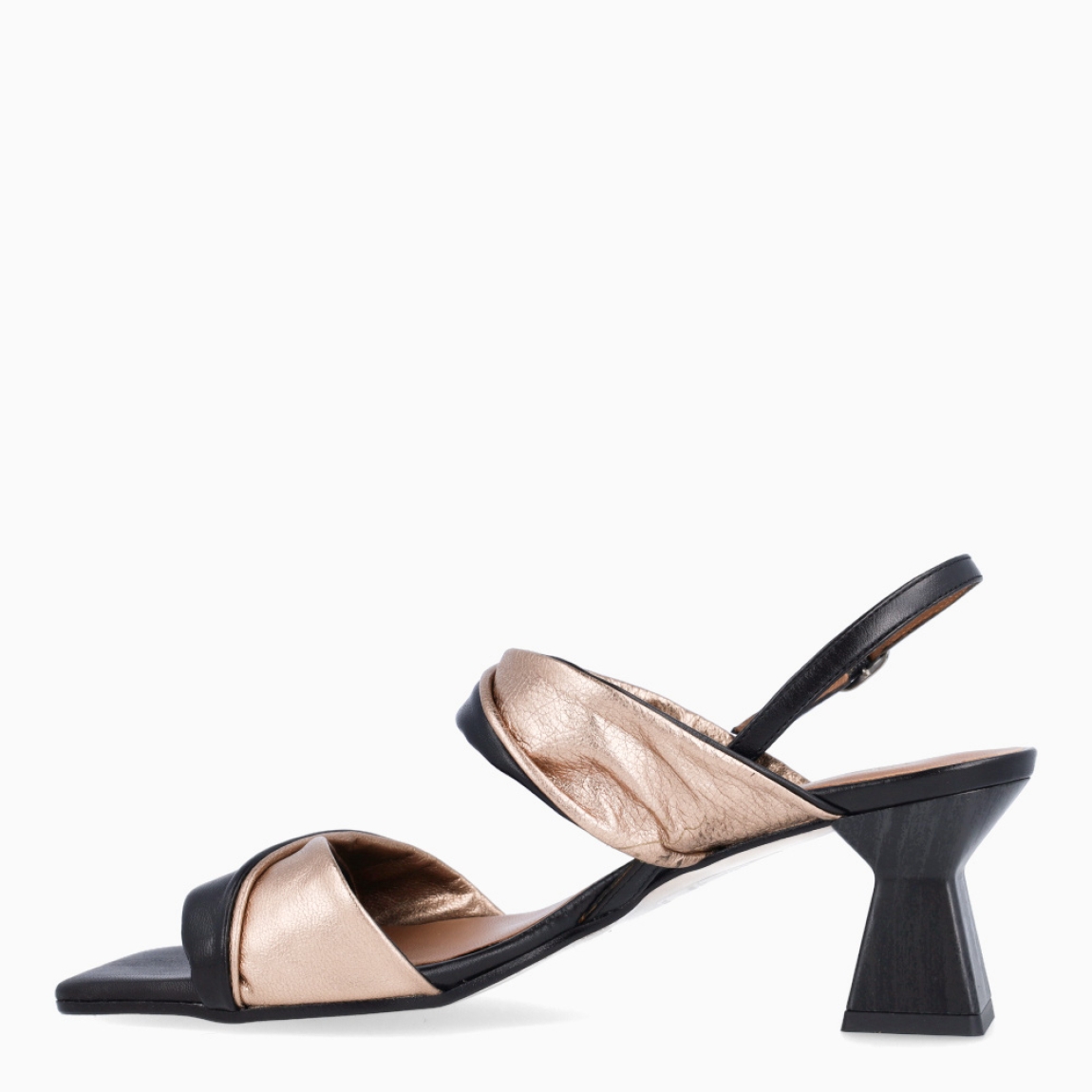 Sandalias de la marca Munné, modelo CESIA. Elaboradas en piel color negro con tiras en pala acolchadas. Punta cuadrada e interior color nude. Cierre de sandalias Munné con hebilla en tobillo y tacón de 4cm de altura. Estas sandalias Munné CESIA son un complemento ideal para ti!