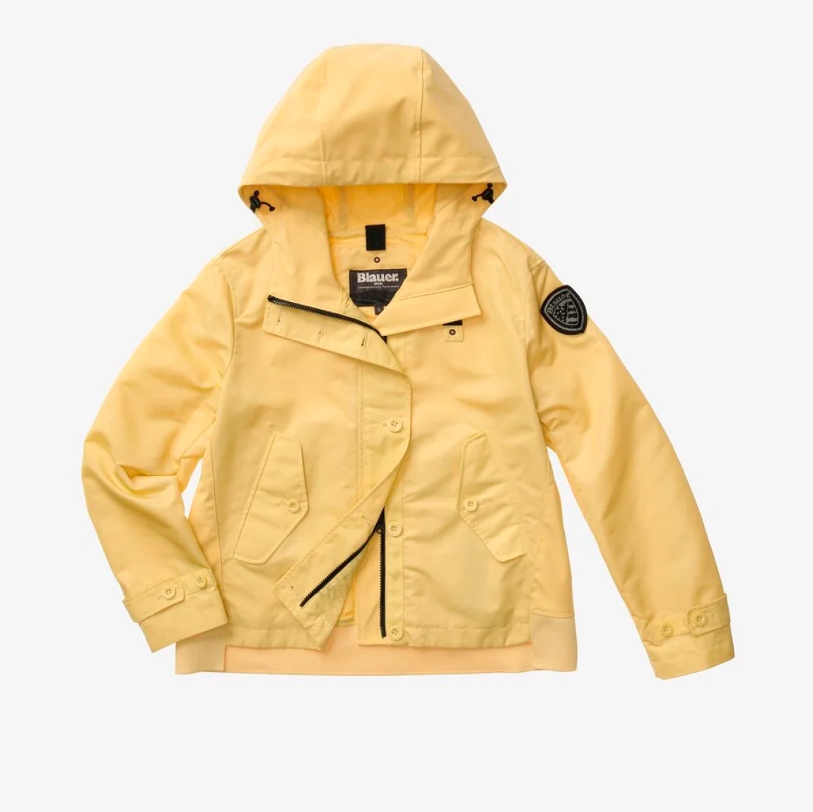 Chaqueta corta de la marca Blauer, modelo MARCELLA. Chaqueta de moda en nylon brillante color amarillo en el delantero y neopreno en tonalidad en la capucha, en el trasero y en la solapa con cremallera interna. Prenda ligeramente más larga en la espalda para dar un estilo único y característico ideal para las estaciones intermedias. Chaqueta Blauer con capucha fija, cierre con cremallera y botones, bolsillos con botón, bolsillos internos con velcro y parche y presilla con logo. Chaqueta Blauer MARCELLA, complemento ideal para esta temporada!