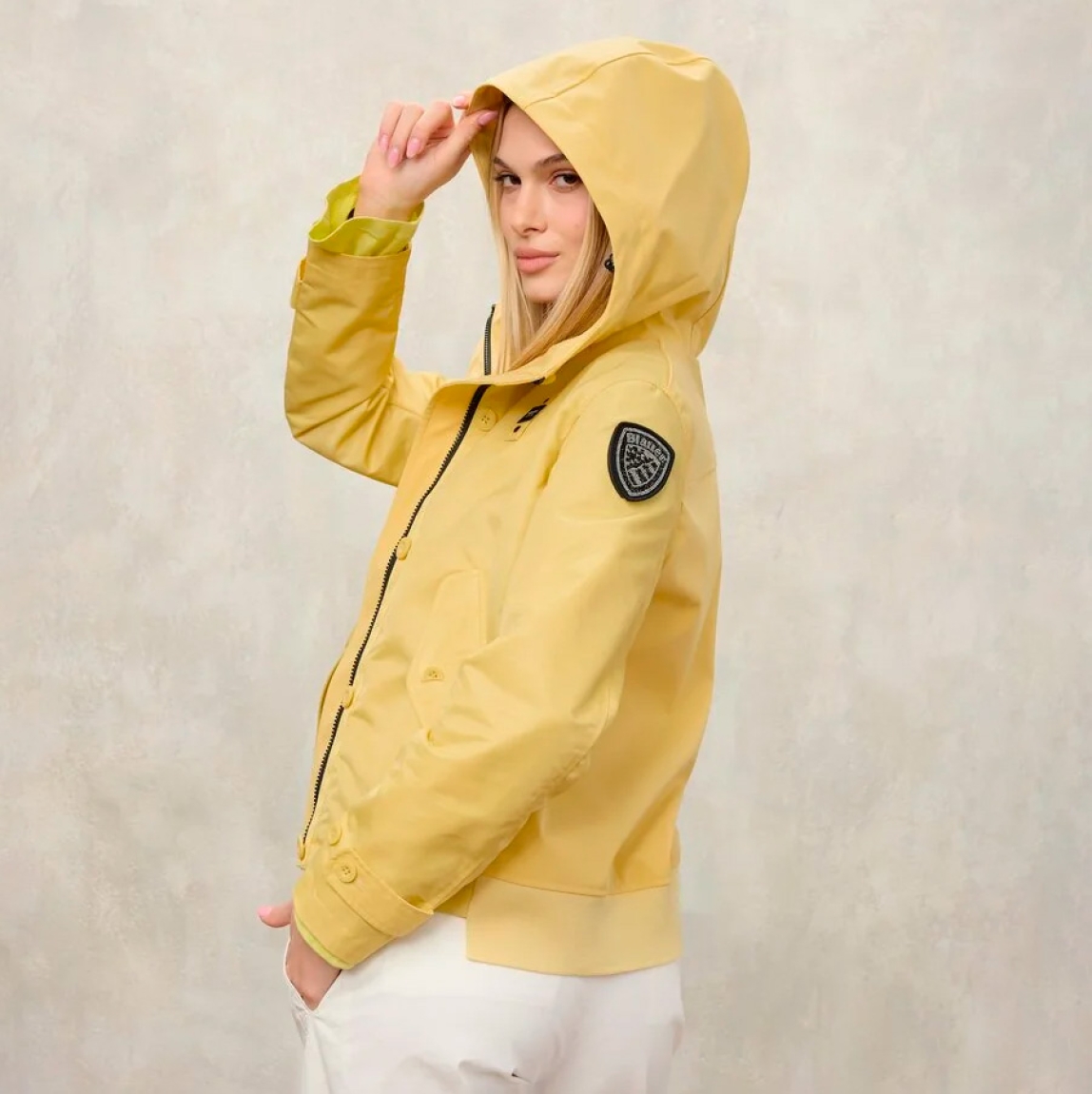 Chaqueta corta de la marca Blauer, modelo MARCELLA. Chaqueta de moda en nylon brillante color amarillo en el delantero y neopreno en tonalidad en la capucha, en el trasero y en la solapa con cremallera interna. Prenda ligeramente más larga en la espalda para dar un estilo único y característico ideal para las estaciones intermedias. Chaqueta Blauer con capucha fija, cierre con cremallera y botones, bolsillos con botón, bolsillos internos con velcro y parche y presilla con logo. Chaqueta Blauer MARCELLA, complemento ideal para esta temporada!