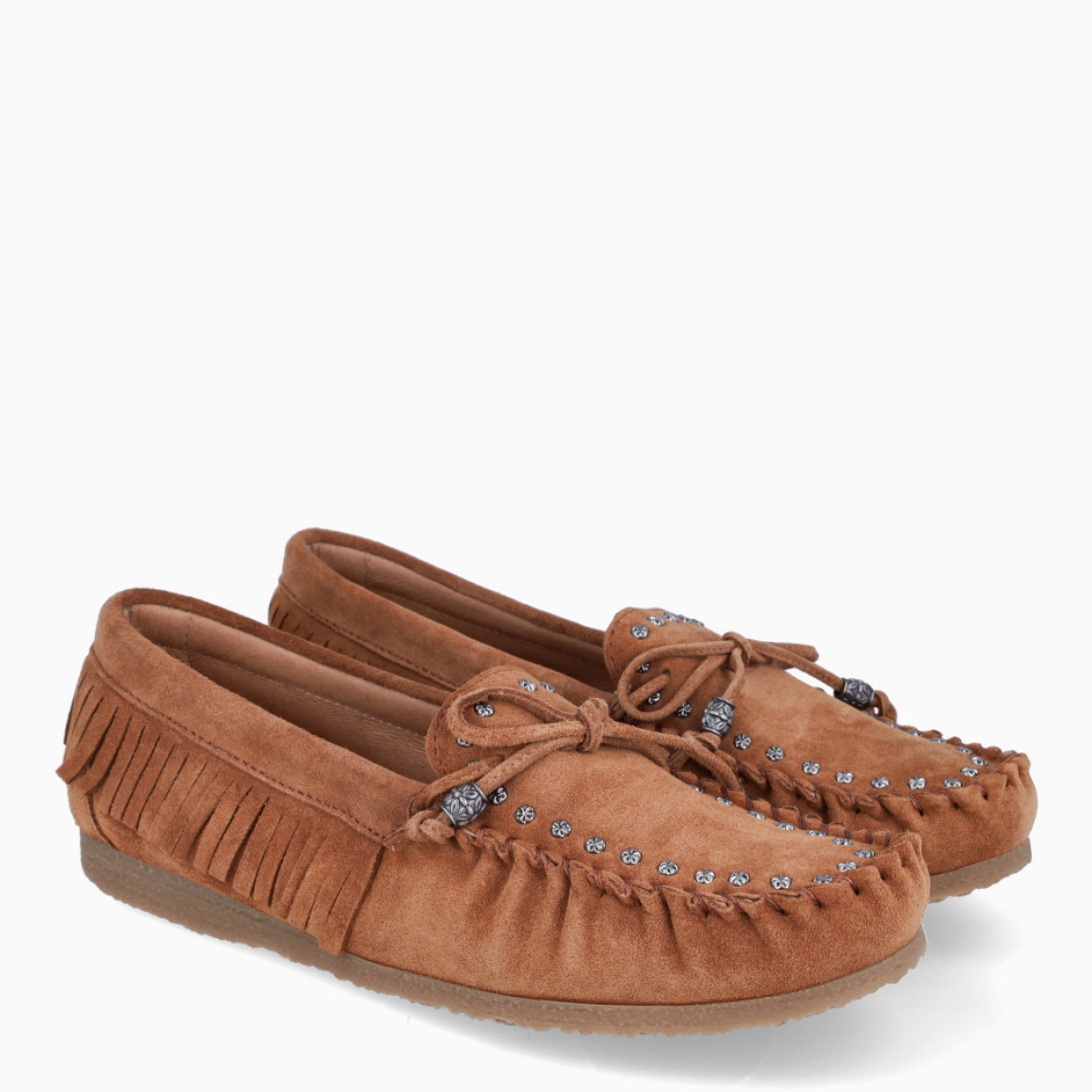 Mocasines de la marca Itse, modelo KORA. Elaborados en ante color camel con detalle corrugado en punta y flecos a los costados. Además de tachuelas plateadas y lazo en la pala. Interior en piel color camel. Suela de goma plana. Mocasines Itse KORA son un complemento clásico, e ideal para la comodidad de tu día a día!