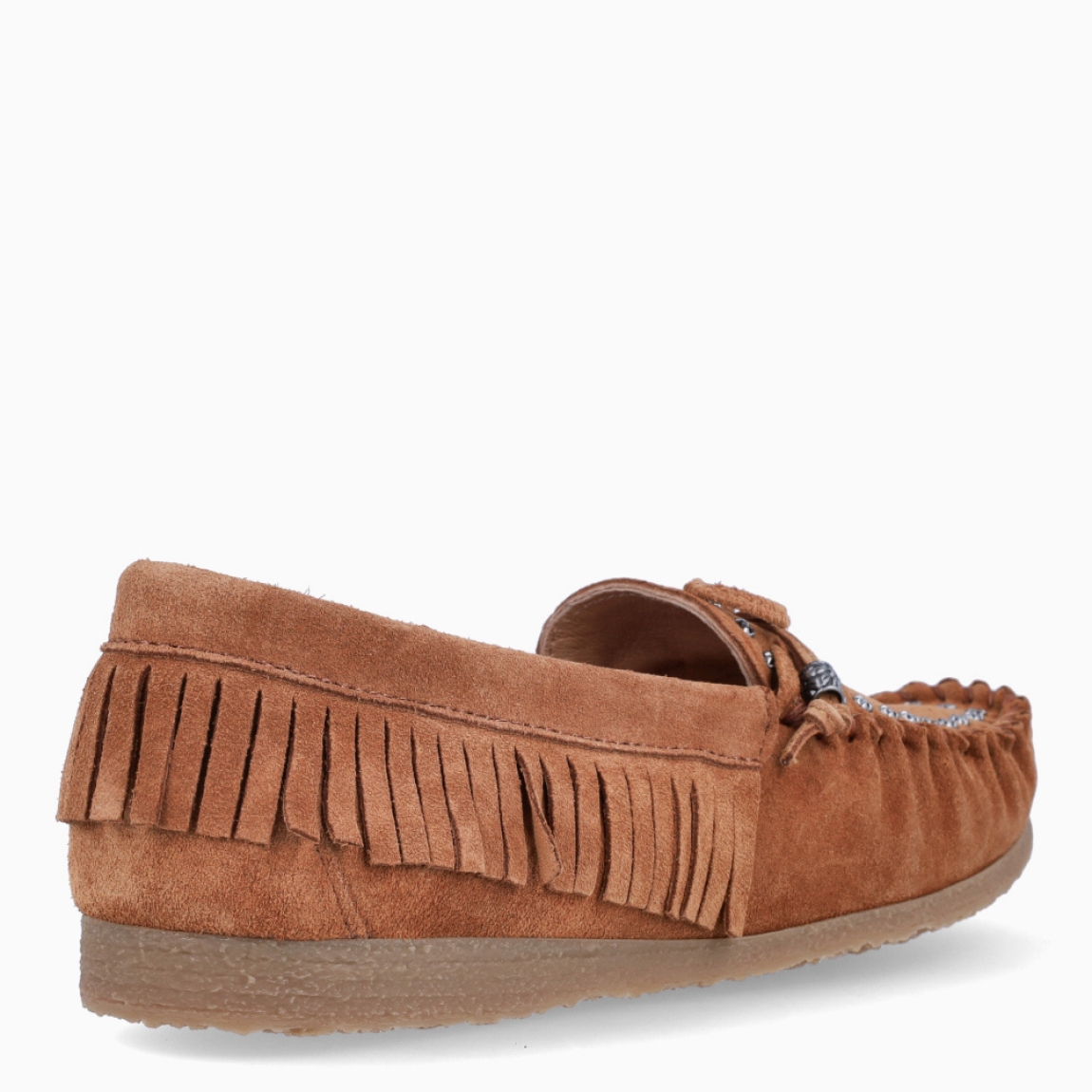 Mocasines de la marca Itse, modelo KORA. Elaborados en ante color camel con detalle corrugado en punta y flecos a los costados. Además de tachuelas plateadas y lazo en la pala. Interior en piel color camel. Suela de goma plana. Mocasines Itse KORA son un complemento clásico, e ideal para la comodidad de tu día a día!