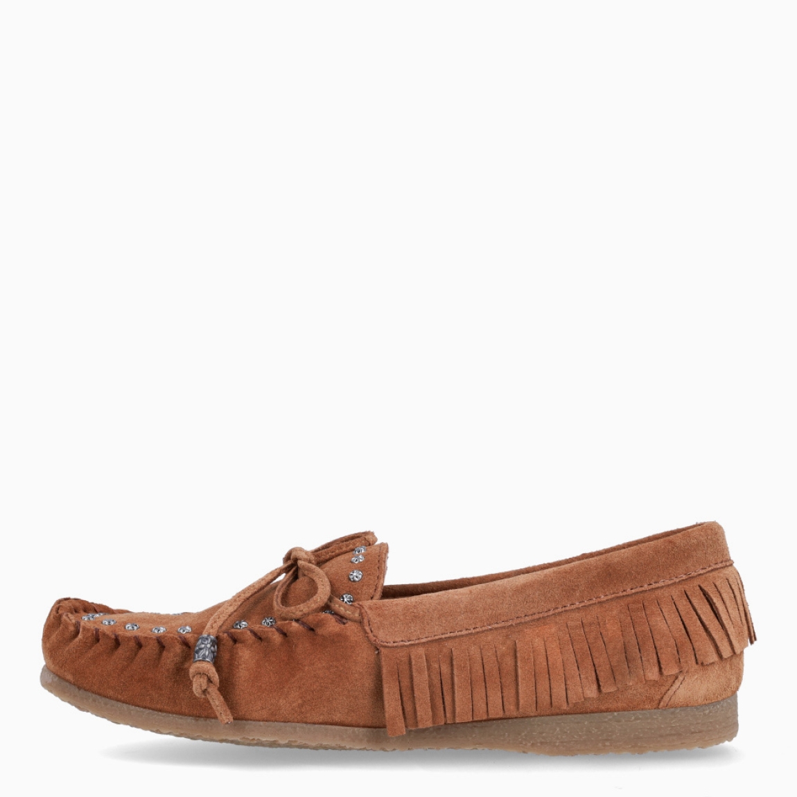 Mocasines de la marca Itse, modelo MACARENA. Elaborados en ante color camel con detalle corrugado en punta y flecos a los costados. Además de tachuelas plateadas y lazo en la pala. Interior en piel color camel. Suela de goma plana. Mocasines Itse MACARENA son un complemento clásico, e ideal para la comodidad de tu día a día!