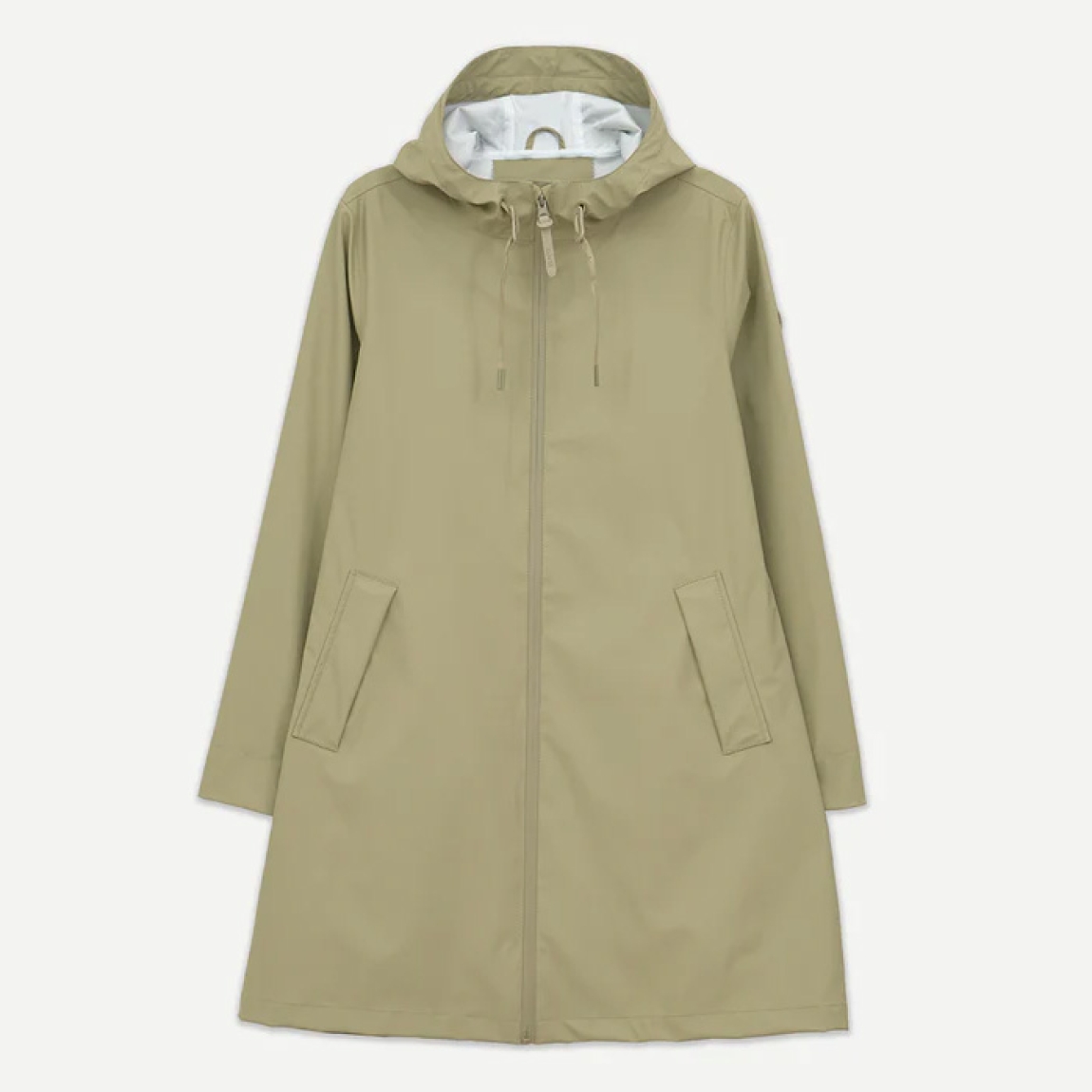 Chubasquero impermeable de mujer de la marca Tanta, modelo NUOVOLA. El impermeable Nuovola está confeccionado con nuestro icónico tejido de poliuretano color verde y cuenta con un pliegue en la espalda que aporta un volumen único en forma de A. Diseñado para el uso diario en temporadas de transición, El largo a mitad del muslo se complementa con una cremallera sellada en la parte delantera y con puños corta vientos en el interior de la manga para una protección adicional contra el clima más impredecible. Se ajusta a la talla real. Chaqueta larga lisa Tanta NUOVOLA ideal ara esta temporada!