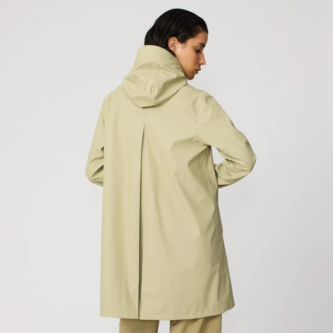 Chubasquero impermeable de mujer de la marca Tanta, modelo NUOVOLA. El impermeable Nuovola está confeccionado con nuestro icónico tejido de poliuretano color verde y cuenta con un pliegue en la espalda que aporta un volumen único en forma de A. Diseñado para el uso diario en temporadas de transición, El largo a mitad del muslo se complementa con una cremallera sellada en la parte delantera y con puños corta vientos en el interior de la manga para una protección adicional contra el clima más impredecible. Se ajusta a la talla real. Chaqueta larga lisa Tanta NUOVOLA ideal ara esta temporada!