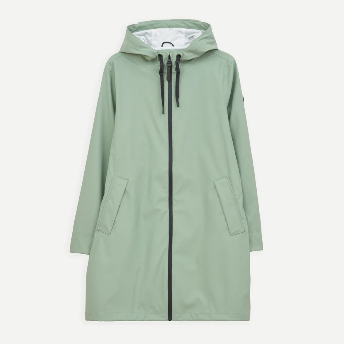 Chubasquero impermeable de mujer de la marca Tanta, modelo NUOVOLA. El impermeable Nuovola está confeccionado con nuestro icónico tejido de poliuretano color azul claro y cuenta con un pliegue en la espalda que aporta un volumen único en forma de A. Diseñado para el uso diario en temporadas de transición, El largo a mitad del muslo se complementa con una cremallera sellada en la parte delantera y con puños corta vientos en el interior de la manga para una protección adicional contra el clima más impredecible. Se ajusta a la talla real. Chaqueta larga lisa Tanta NUOVOLA ideal ara esta temporada!