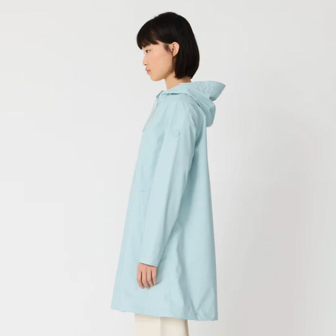Chubasquero impermeable de mujer de la marca Tanta, modelo NUOVOLA. El impermeable Nuovola está confeccionado con nuestro icónico tejido de poliuretano color azul claro y cuenta con un pliegue en la espalda que aporta un volumen único en forma de A. Diseñado para el uso diario en temporadas de transición, El largo a mitad del muslo se complementa con una cremallera sellada en la parte delantera y con puños corta vientos en el interior de la manga para una protección adicional contra el clima más impredecible. Se ajusta a la talla real. Chaqueta larga lisa Tanta NUOVOLA ideal ara esta temporada!