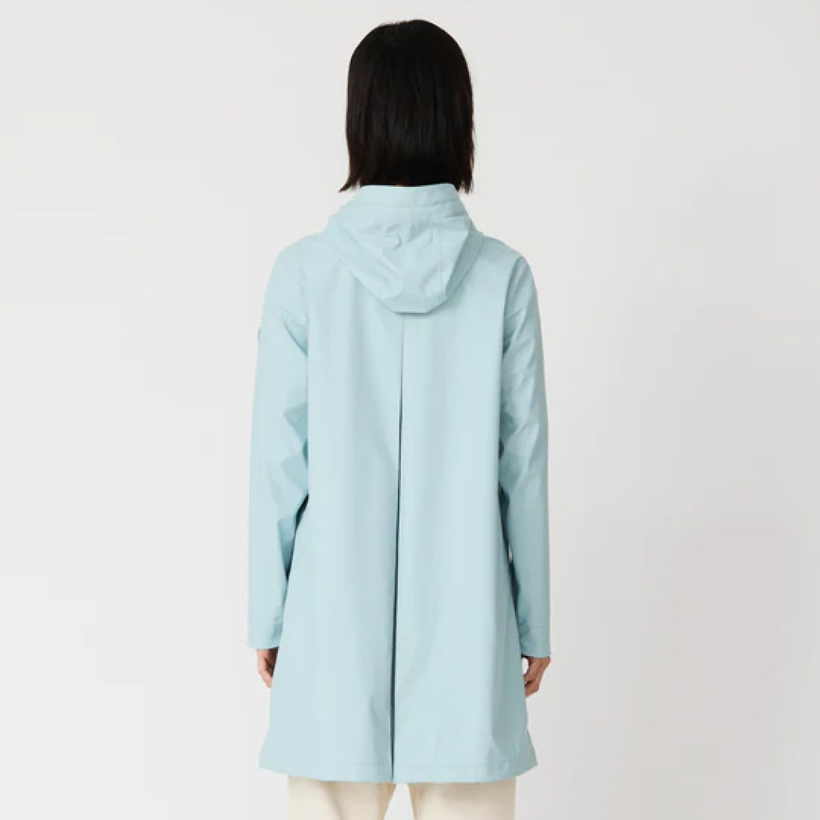 Chubasquero impermeable de mujer de la marca Tanta, modelo NUOVOLA. El impermeable Nuovola está confeccionado con nuestro icónico tejido de poliuretano color azul claro y cuenta con un pliegue en la espalda que aporta un volumen único en forma de A. Diseñado para el uso diario en temporadas de transición, El largo a mitad del muslo se complementa con una cremallera sellada en la parte delantera y con puños corta vientos en el interior de la manga para una protección adicional contra el clima más impredecible. Se ajusta a la talla real. Chaqueta larga lisa Tanta NUOVOLA ideal ara esta temporada!