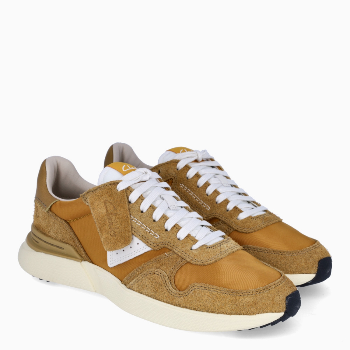 Deportivas de la marca Clarks, modelo HUGO. Elaboradas en naylon color mostaza con detalle en ante y logo de marca. Interior en piel color blanco con plantilla acolchada y extraíble para máxima comodidad. Suela plana de goma. Estas deportivas Clarks HUGO son un complemento ideal para ti!