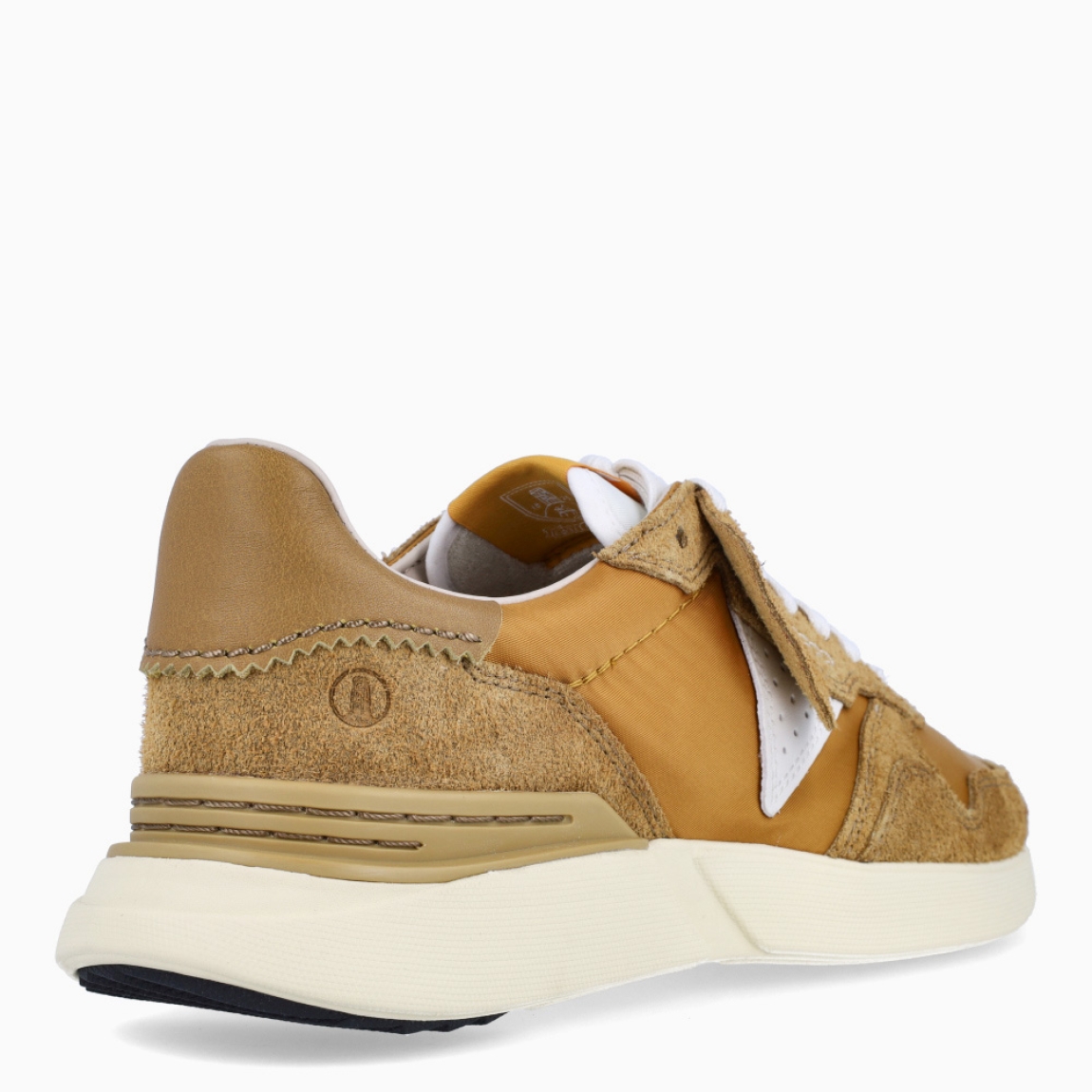 Deportivas de la marca Clarks, modelo HUGO. Elaboradas en naylon color mostaza con detalle en ante y logo de marca. Interior en piel color blanco con plantilla acolchada y extraíble para máxima comodidad. Suela plana de goma. Estas deportivas Clarks HUGO son un complemento ideal para ti!
