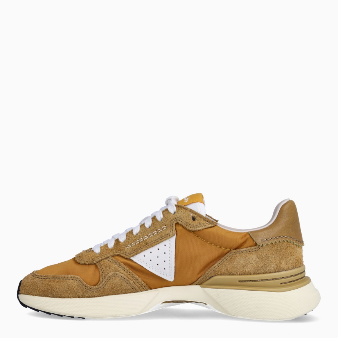 Deportivas de la marca Clarks, modelo HUGO. Elaboradas en naylon color mostaza con detalle en ante y logo de marca. Interior en piel color blanco con plantilla acolchada y extraíble para máxima comodidad. Suela plana de goma. Estas deportivas Clarks HUGO son un complemento ideal para ti!