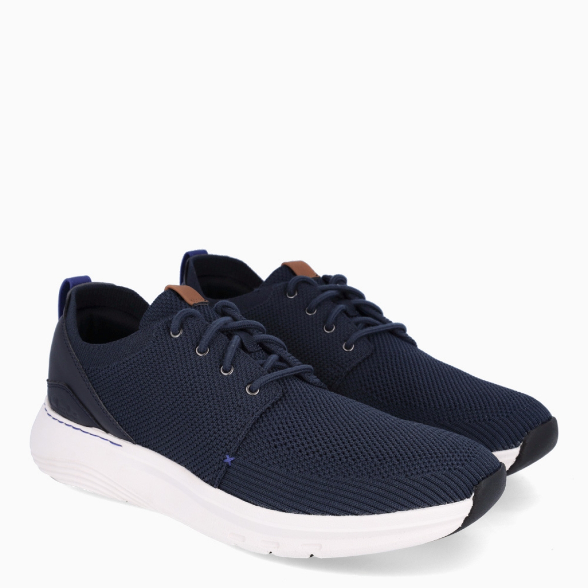 Deportivas de la marca Clarks, modelo CLASSIC. Exterior en textil color azul marino. Deportivas clásicas con cierre de cordones en pala a tono. Suela de goma plana. Estas deportivas Clarks CLASSIC son un complemento ideal para tu día a día!