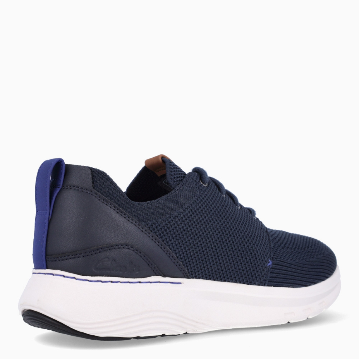 Deportivas de la marca Clarks, modelo CLASSIC. Exterior en textil color azul marino. Deportivas clásicas con cierre de cordones en pala a tono. Suela de goma plana. Estas deportivas Clarks CLASSIC son un complemento ideal para tu día a día!