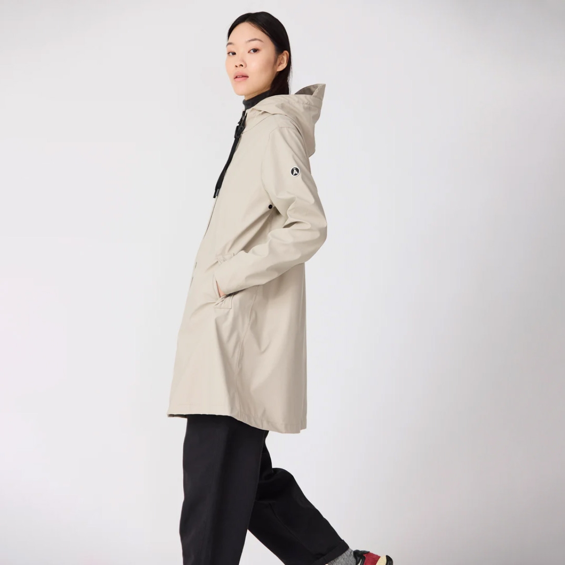 Chubasquero impermeable de mujer de la marca Tanta, modelo NUOVOLA. El impermeable Nuovola está confeccionado con nuestro icónico tejido de poliuretano color beige y cuenta con un pliegue en la espalda que aporta un volumen único en forma de A. Diseñado para el uso diario en temporadas de transición, El largo a mitad del muslo se complementa con una cremallera sellada en la parte delantera y con puños corta vientos en el interior de la manga para una protección adicional contra el clima más impredecible. Se ajusta a la talla real. Chaqueta larga lisa Tanta NUOVOLA ideal ara esta temporada!