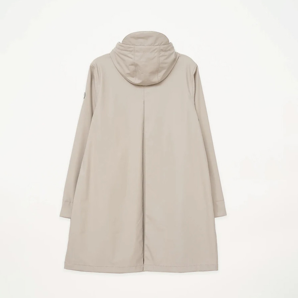Chubasquero impermeable de mujer de la marca Tanta, modelo NUOVOLA. El impermeable Nuovola está confeccionado con nuestro icónico tejido de poliuretano color beige y cuenta con un pliegue en la espalda que aporta un volumen único en forma de A. Diseñado para el uso diario en temporadas de transición, El largo a mitad del muslo se complementa con una cremallera sellada en la parte delantera y con puños corta vientos en el interior de la manga para una protección adicional contra el clima más impredecible. Se ajusta a la talla real. Chaqueta larga lisa Tanta NUOVOLA ideal ara esta temporada!