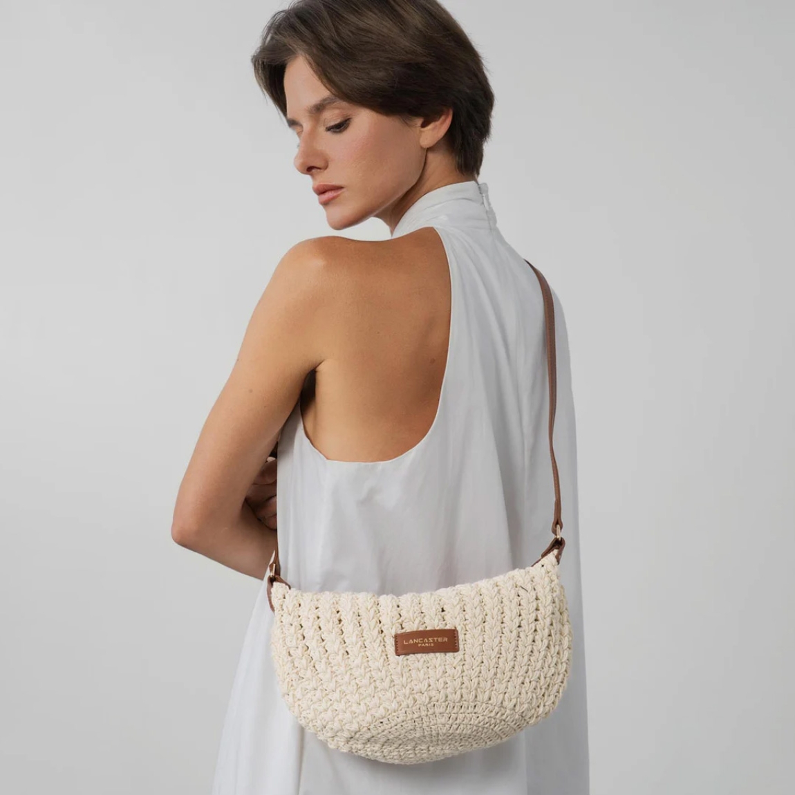 Bolso de la marca Lancaster, modelo ABEL. Bolso pequeño confeccionado en algodón color camel con detalles de piel de vacuno. Cuenta con un bolsillo interior simple y un tarjetero interior. Logo en parte frontal. Se lleva cruzado o al hombro. Medidas: alto 20cm y ancho 26cm. Este bolso Lancaster ABEL es ideal para esta temporada!