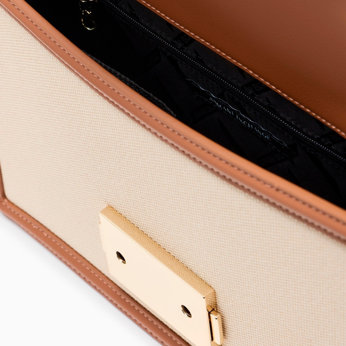 Elegante y discreto bolso de la marca Armani Exchange, modelo SOFFIE. Elaborado en ecopiel de alta calidad color cuero. Este bolso bandolera encarna la sofisticación discreta. Su silueta limpia y compacta, confeccionada en suave piel 