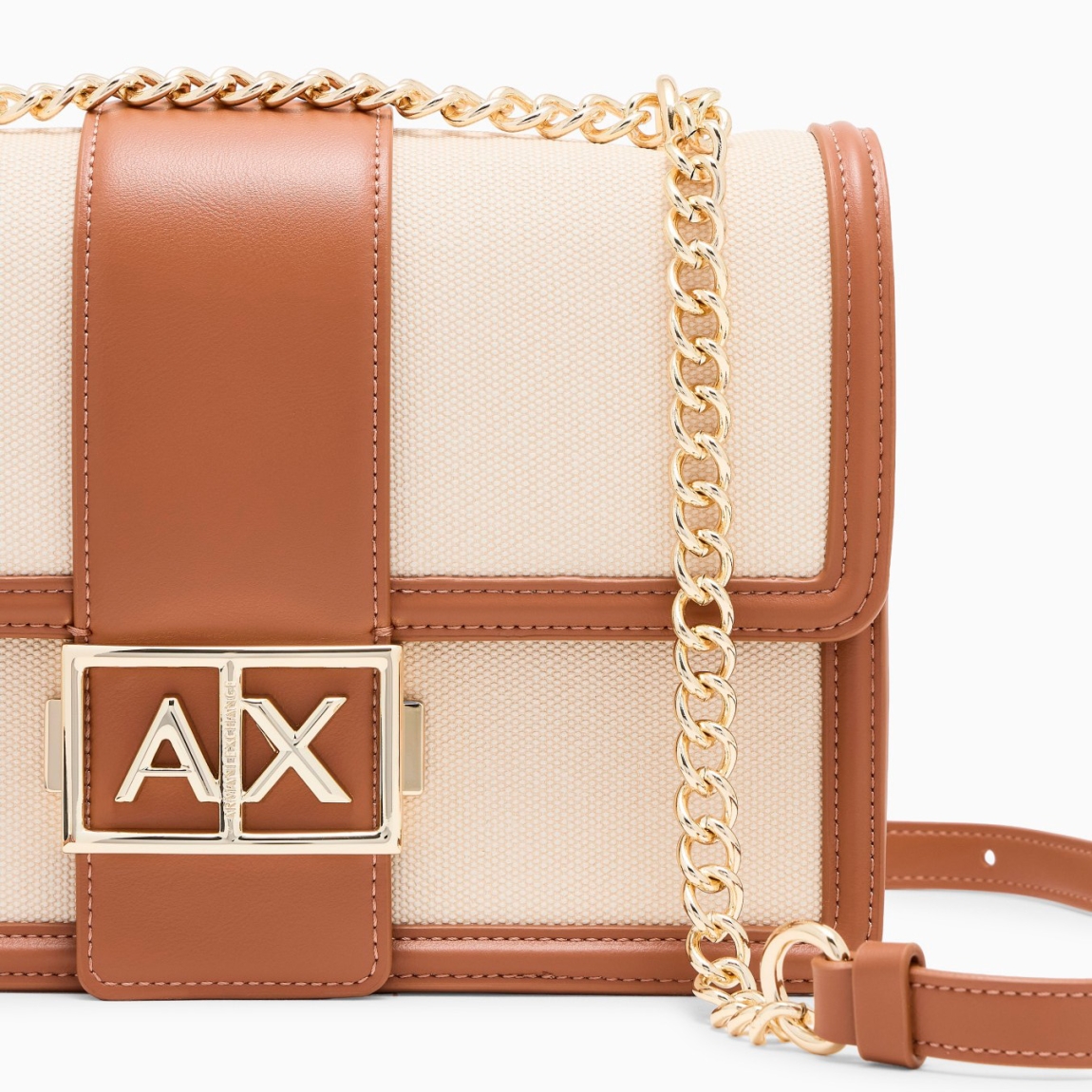 Elegante y discreto bolso de la marca Armani Exchange, modelo SOFFIE. Elaborado en ecopiel de alta calidad color cuero. Este bolso bandolera encarna la sofisticación discreta. Su silueta limpia y compacta, confeccionada en suave piel 