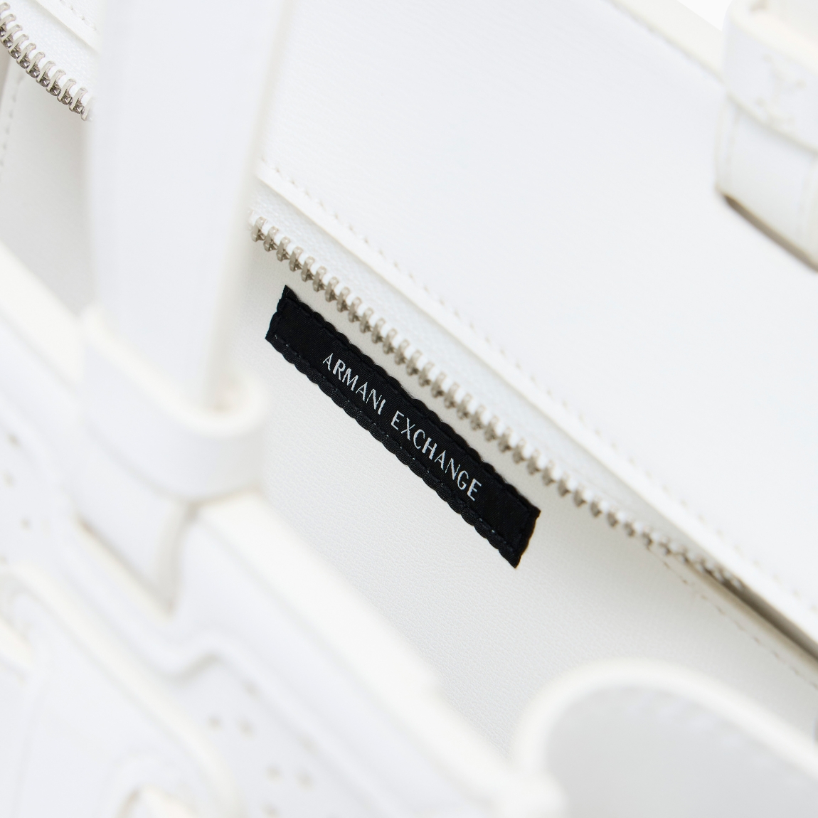 Bolso elegante de la marca Armani Exchange, modelo SABRINA. Elaborado en piel con efecto troquelado color blanco. Bolso con líneas limpias y color liso que crean un accesorio versátil, perfecto para completar looks urbanos y sofisticados. Cierre de bolso Armani Exchange con cremallera. Y asas de mano, y extraíble para máxima comodidad. Bolso con gran capacidad que lo hace ideal para afrontar el día con estilo y practicidad. Bolso Armani Exchange SABRINA, un accesorio con personalidad para quienes aprecian la simplicidad refinada.