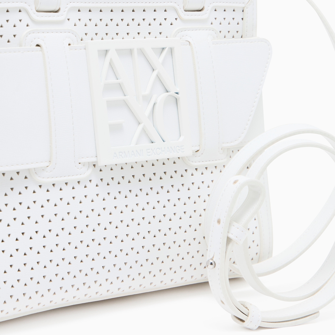 Bolso elegante de la marca Armani Exchange, modelo SABRINA. Elaborado en piel con efecto troquelado color blanco. Bolso con líneas limpias y color liso que crean un accesorio versátil, perfecto para completar looks urbanos y sofisticados. Cierre de bolso Armani Exchange con cremallera. Y asas de mano, y extraíble para máxima comodidad. Bolso con gran capacidad que lo hace ideal para afrontar el día con estilo y practicidad. Bolso Armani Exchange SABRINA, un accesorio con personalidad para quienes aprecian la simplicidad refinada.