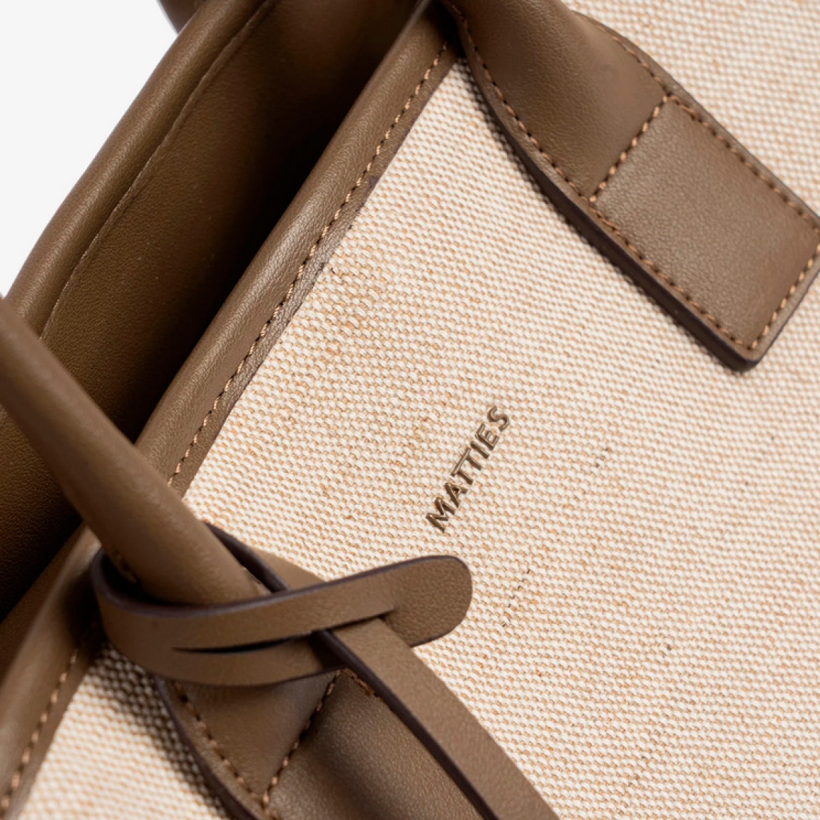 Bolso de la marca Matties, modelo LUMA. Elaborada con lona color beige con detalle en marrón cuero. Bolsillos estratégicamente ubicados para llevarlo todo organizado. Diseño con doble asa para el hombro. Interior forrado en textil suave al tacto. Bolso Matties LUMA, tiene el tamaño ideal para llevar tus imprescindibles. Medidas: alto 24cm y largo 34cm.