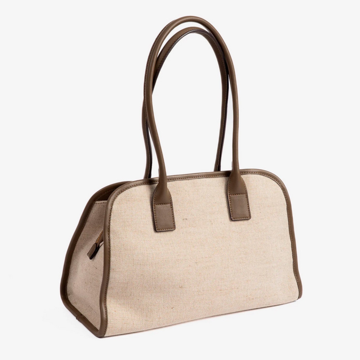 Bolso de la marca Matties, modelo LUMA. Elaborada con lona color beige con detalle en marrón cuero. Bolsillos estratégicamente ubicados para llevarlo todo organizado. Diseño con doble asa para el hombro. Interior forrado en textil suave al tacto. Bolso Matties LUMA, tiene el tamaño ideal para llevar tus imprescindibles. Medidas: alto 24cm y largo 34cm.
